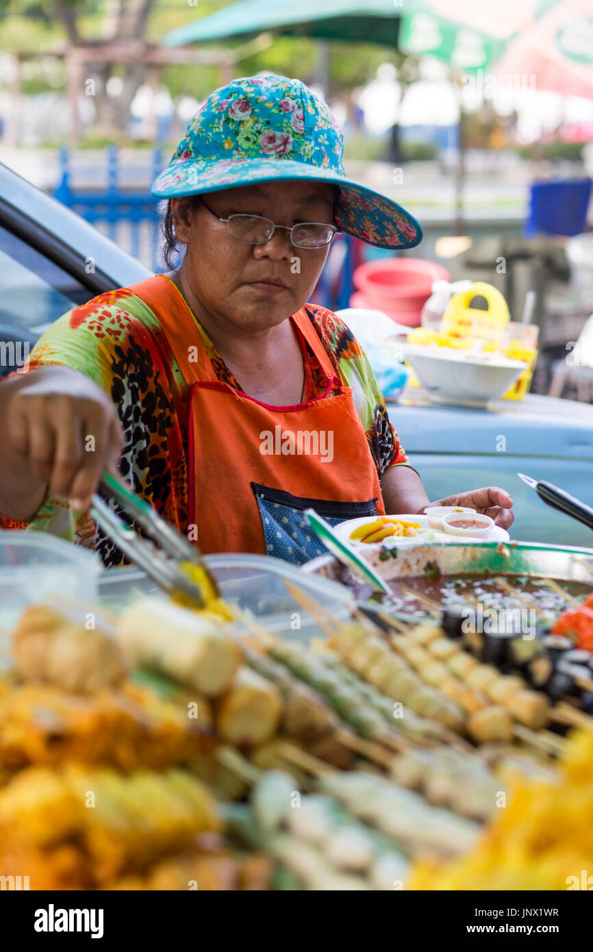 Bangkok, Thailand - 17. Februar 2015: Frau verkaufte gekochtes Essen aus Stand in der Straße Rattanakosin, Bangkok Altstadt Stockfoto