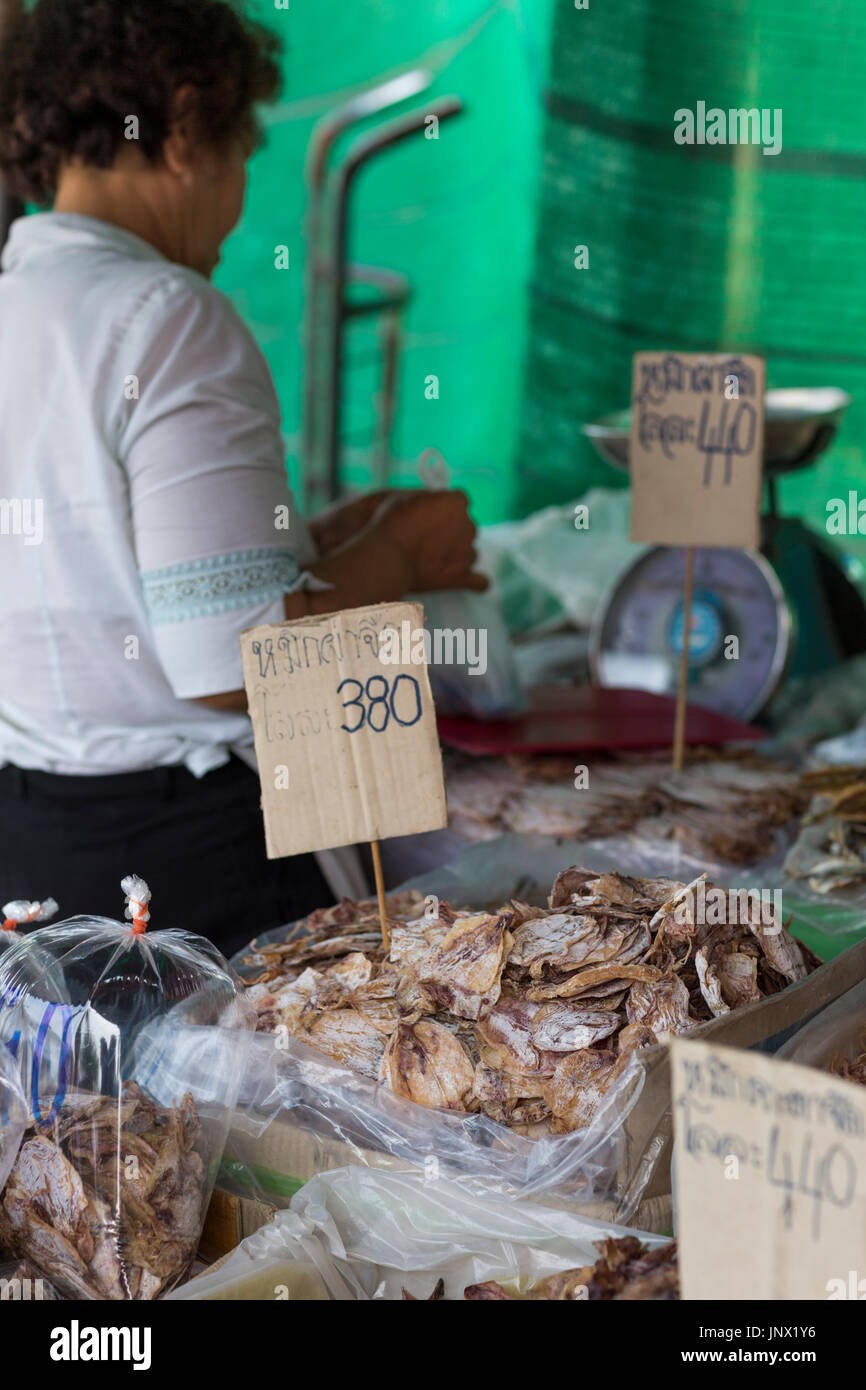 Bangkok, Thailand - 17. Februar 2015: Frau verkaufte gekochtes Essen aus Stand in der Straße Rattanakosin, Bangkok Altstadt Stockfoto