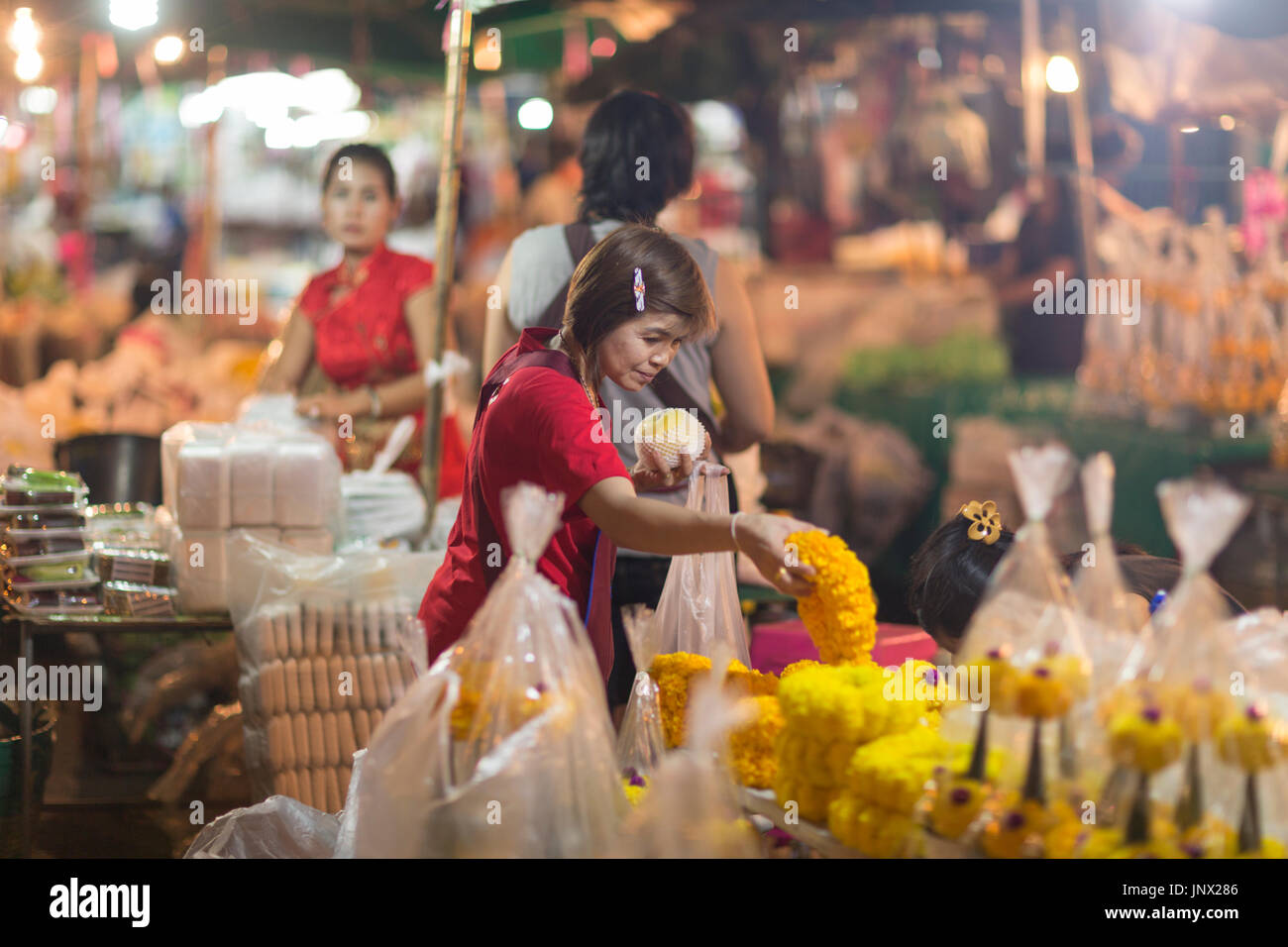 Bangkok, Thailand - 18. Februar 2015: Pak Khlong Talat Blumenmarkt in Yaowarat und Pahurat in Bangkok bei Nacht Stockfoto