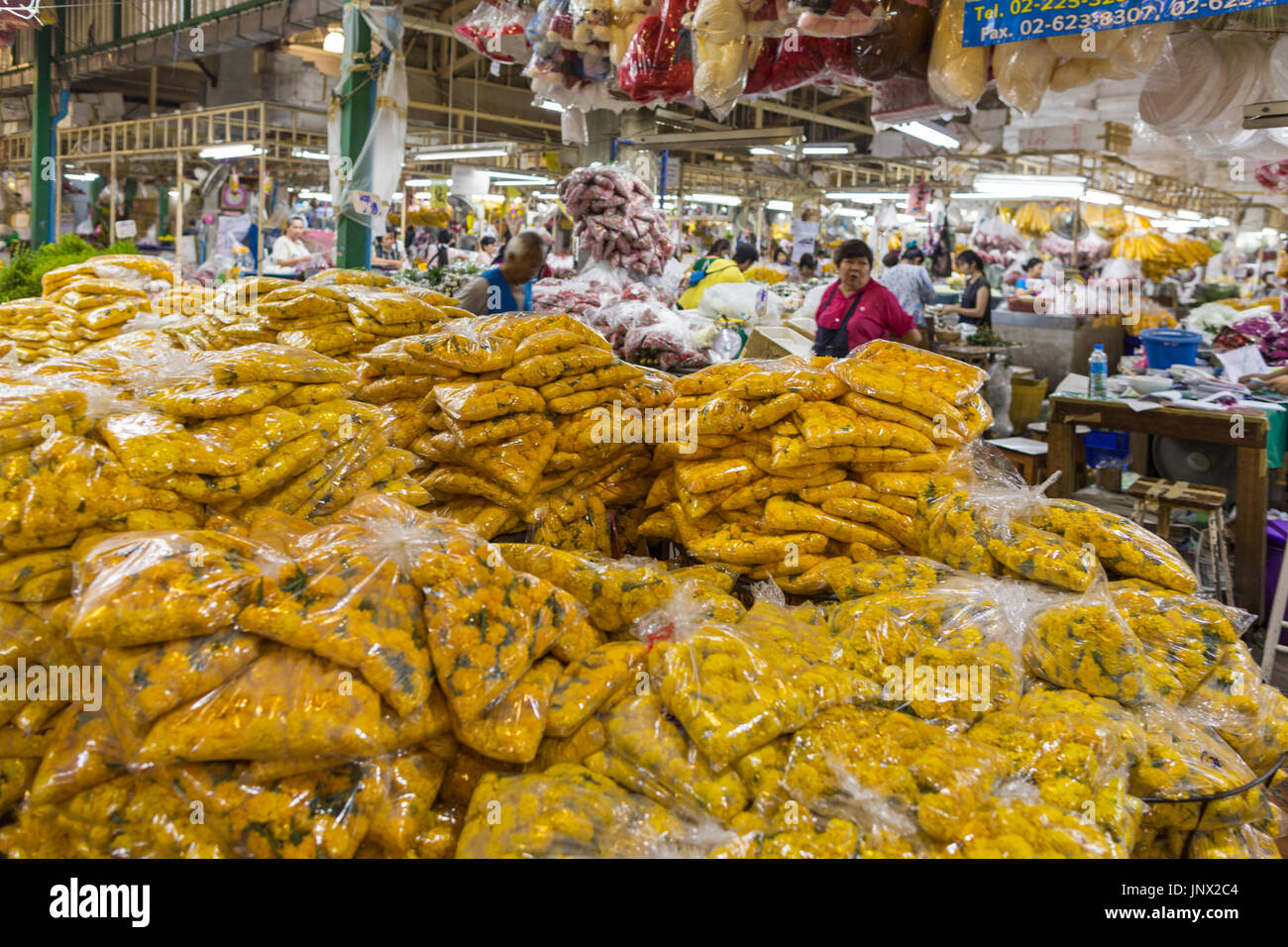 Bangkok, Thailand - 18. Februar 2015: Pak Khlong Talat Blumenmarkt in Yaowarat und Pahurat in Bangkok bei Nacht Stockfoto