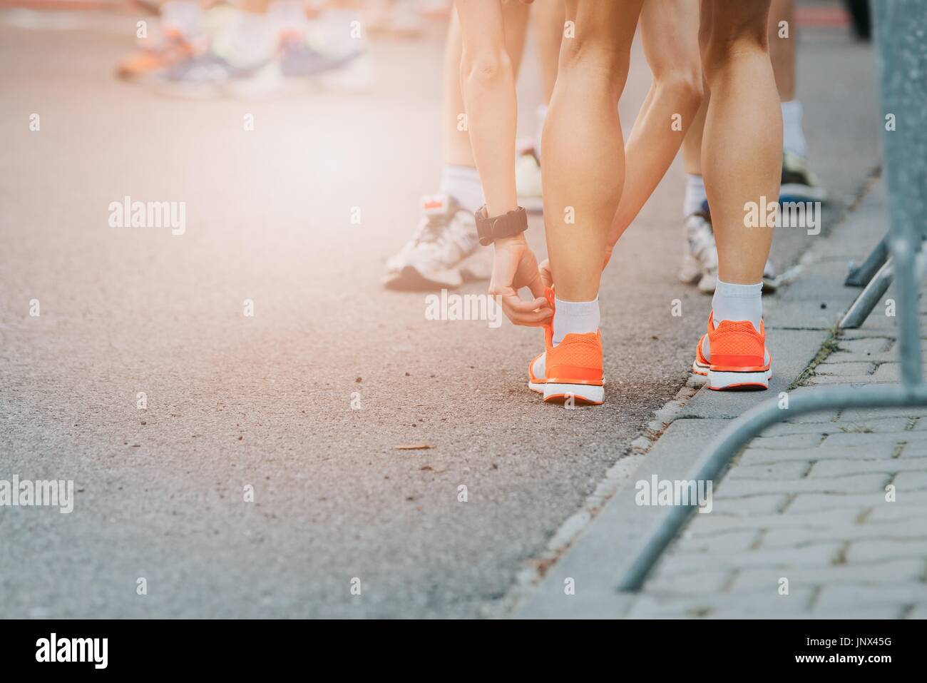 Frau fesselt ihre Sport-Running-Schuh vor dem Rennen. Vorbereitung der Sportlerin Stockfoto