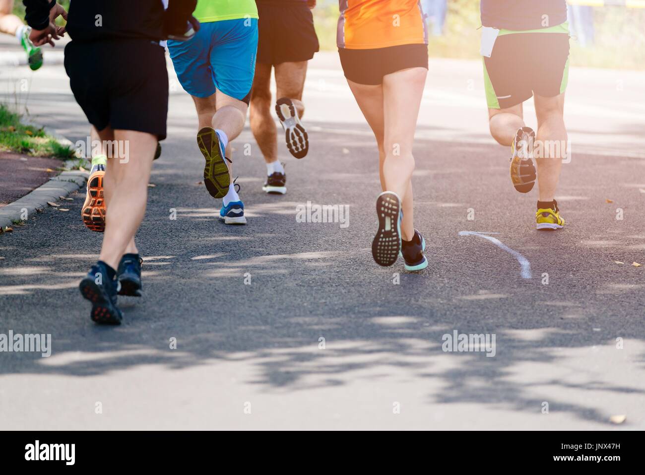 Marathonlaufen Straßenrennen, Füße der Leute auf Stadt-Straße Stockfoto
