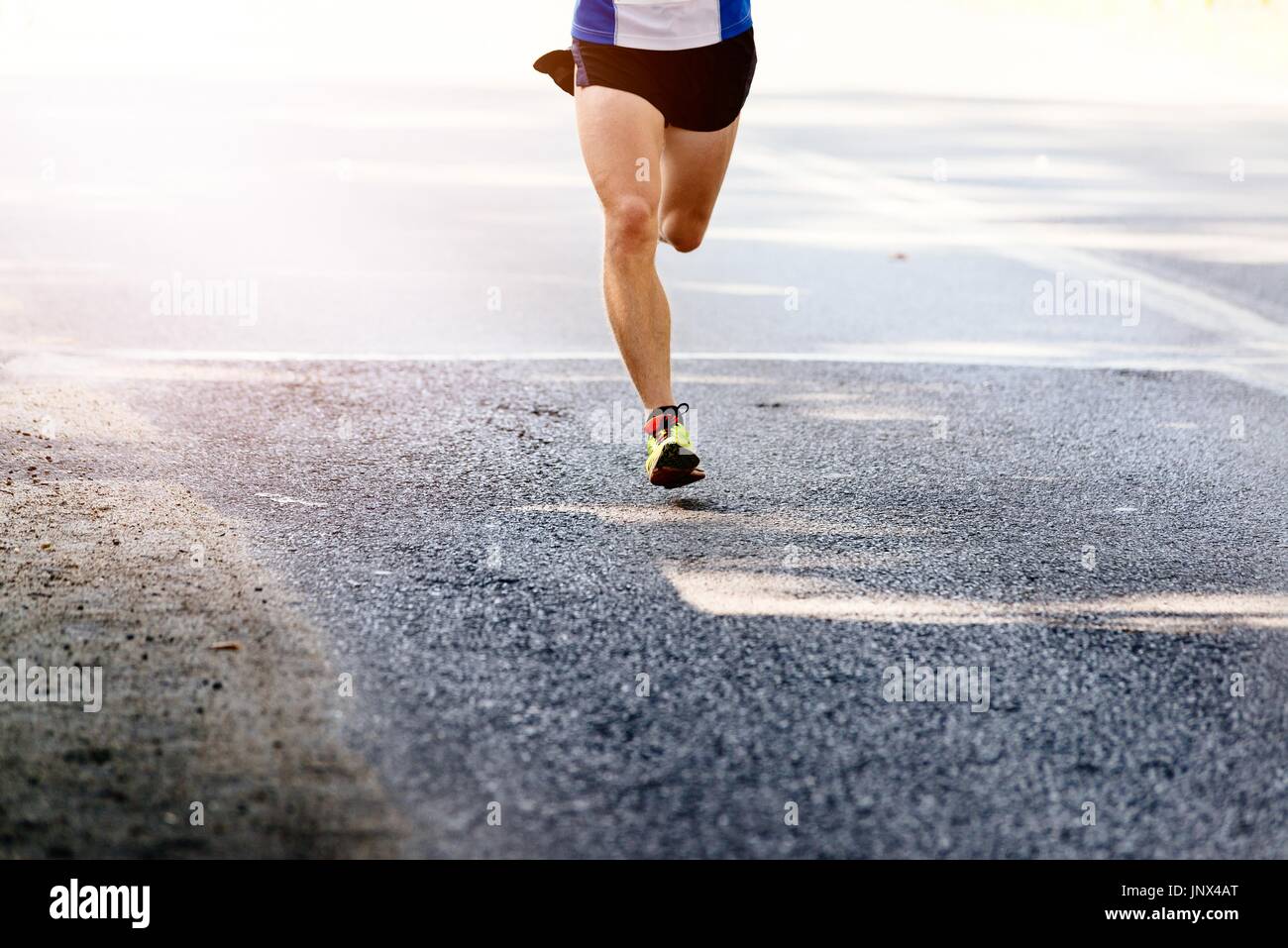 Marathonlaufen Straßenrennen. Allein Läufer Sieger Stockfoto