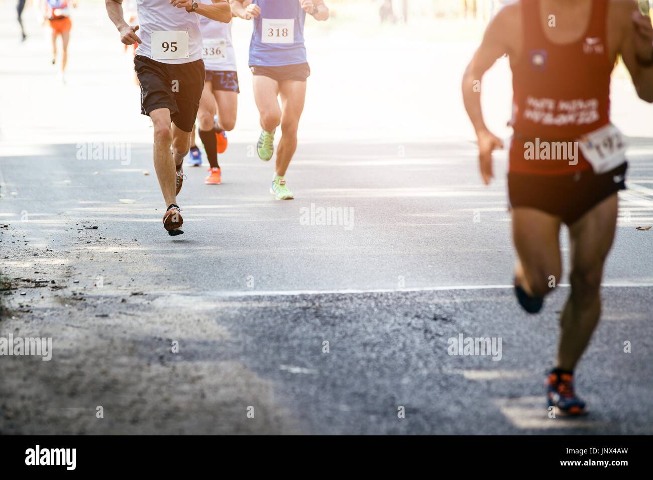 Marathonlaufen Straßenrennen, Füße der Leute auf Stadt-Straße Stockfoto
