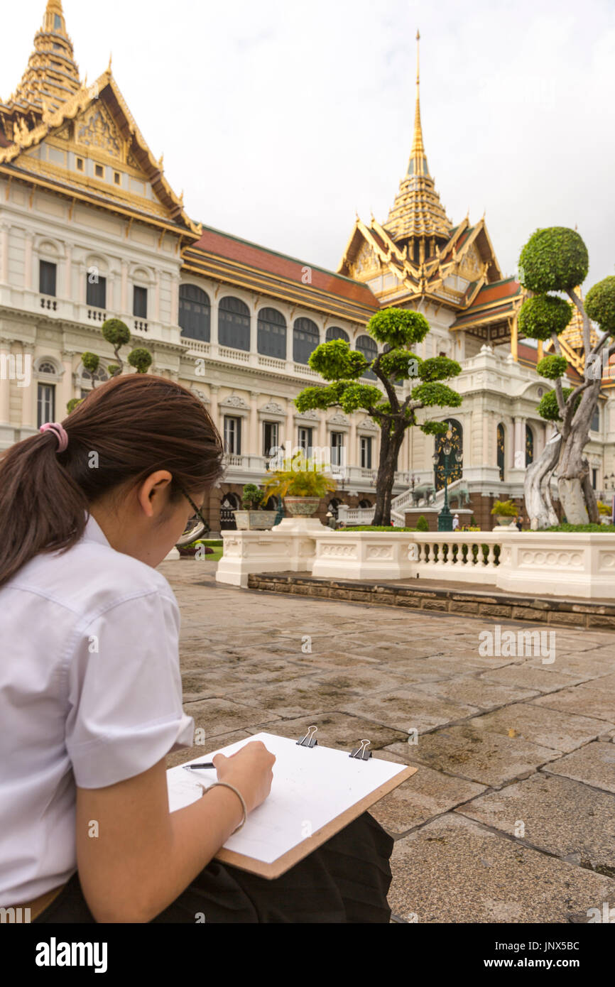 Bangkok, Thailand - 18. Februar 2015: Kunststudent Zeichnung im Grand Palace, Bangkok. Stockfoto