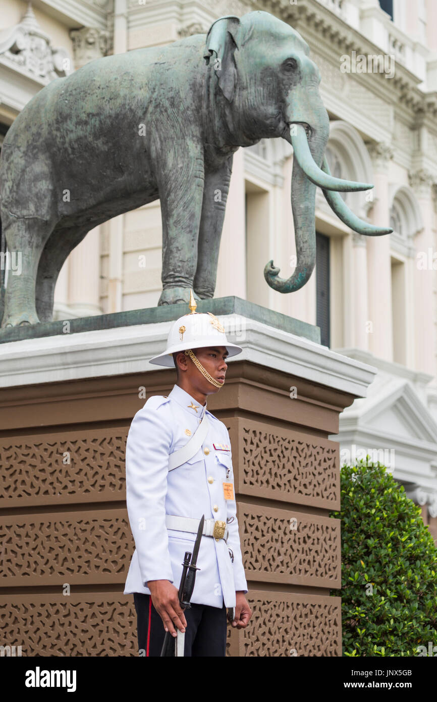 Bangkok, Thailand - 18. Februar 2015: Palastwache diensthabenden im Grand Palace in Bangkok, Thailand. Stockfoto