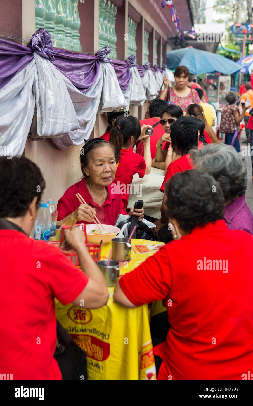 Bangkok, Thailand - 18. Februar 2015: Menschen Sie Zipfelbildung in den Straßen von Chinatown, Bangkok, während der Feier des chinesischen Neujahrs. Stockfoto