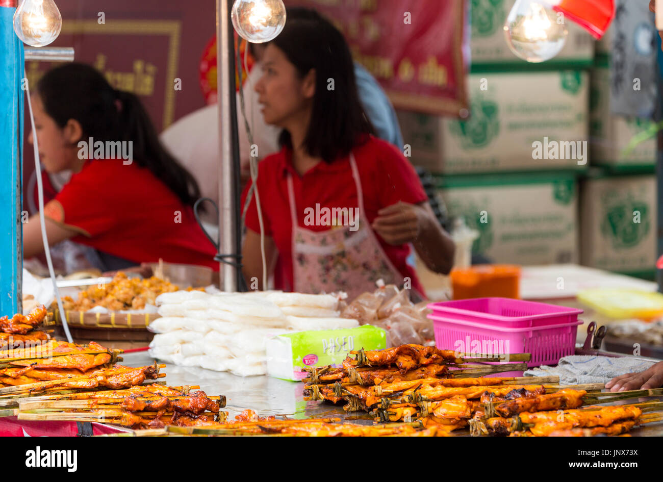 Bangkok, Thailand - 18. Februar 2015: Straßenhändler verkaufen Essen in den Straßen von Chinatown, Bangkok, während der Feier des chinesischen Neujahrs. Stockfoto