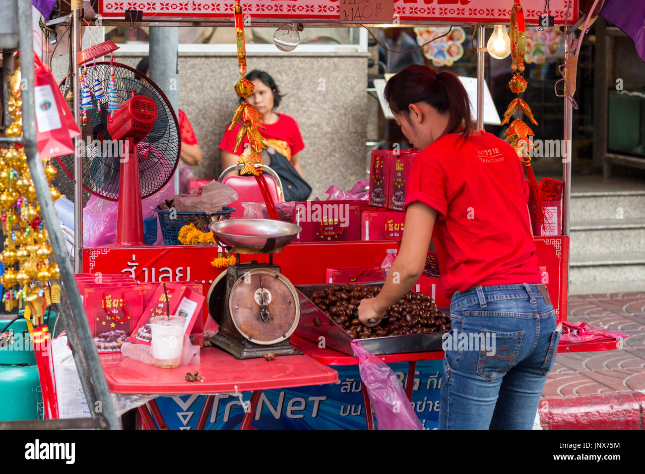 Bangkok, Thailand - 18. Februar 2015: Straße Verkäufer Verkauf von Lebensmitteln in den Straßen von Chinatown, Bangkok, während der Feier des chinesischen Neujahrs. Stockfoto