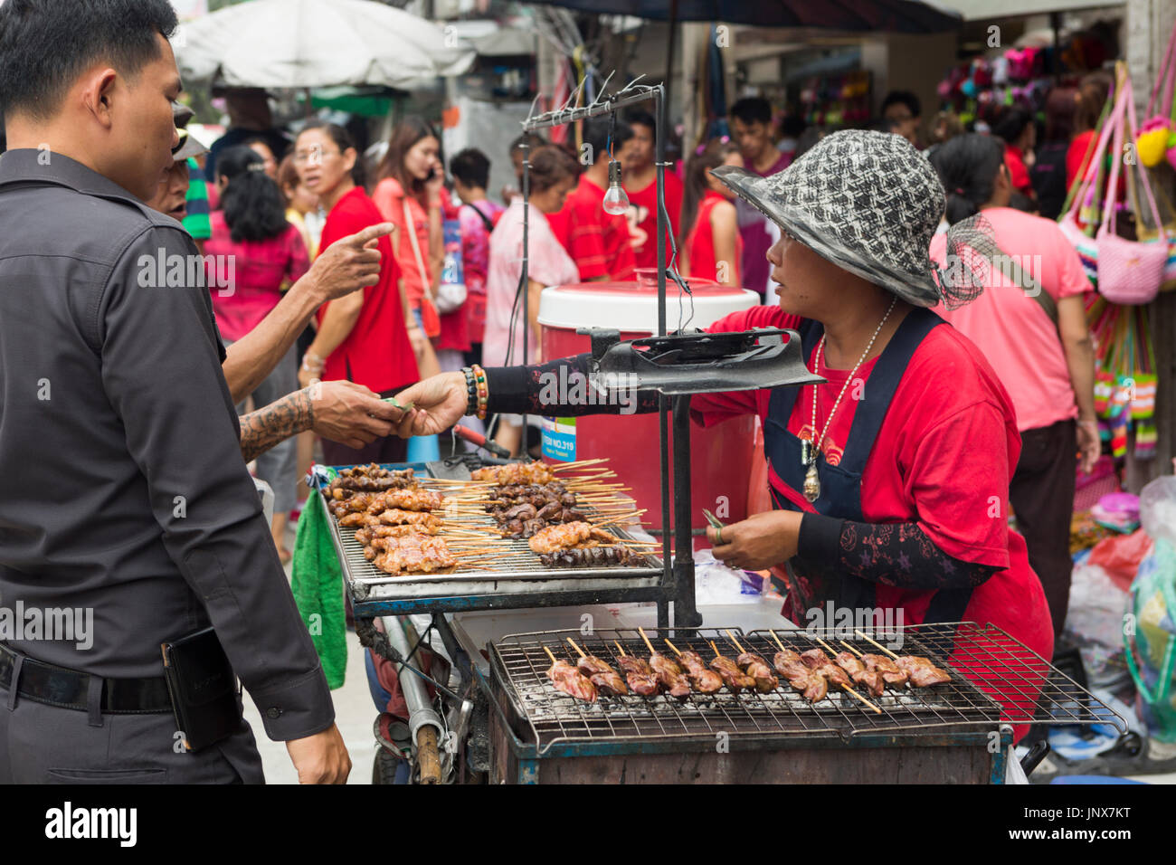 Bangkok, Thailand - 18. Februar 2015: Straße Verkäufer Verkauf von Lebensmitteln in den Straßen von Chinatown, Bangkok, während der Feier des chinesischen Neujahrs. Stockfoto