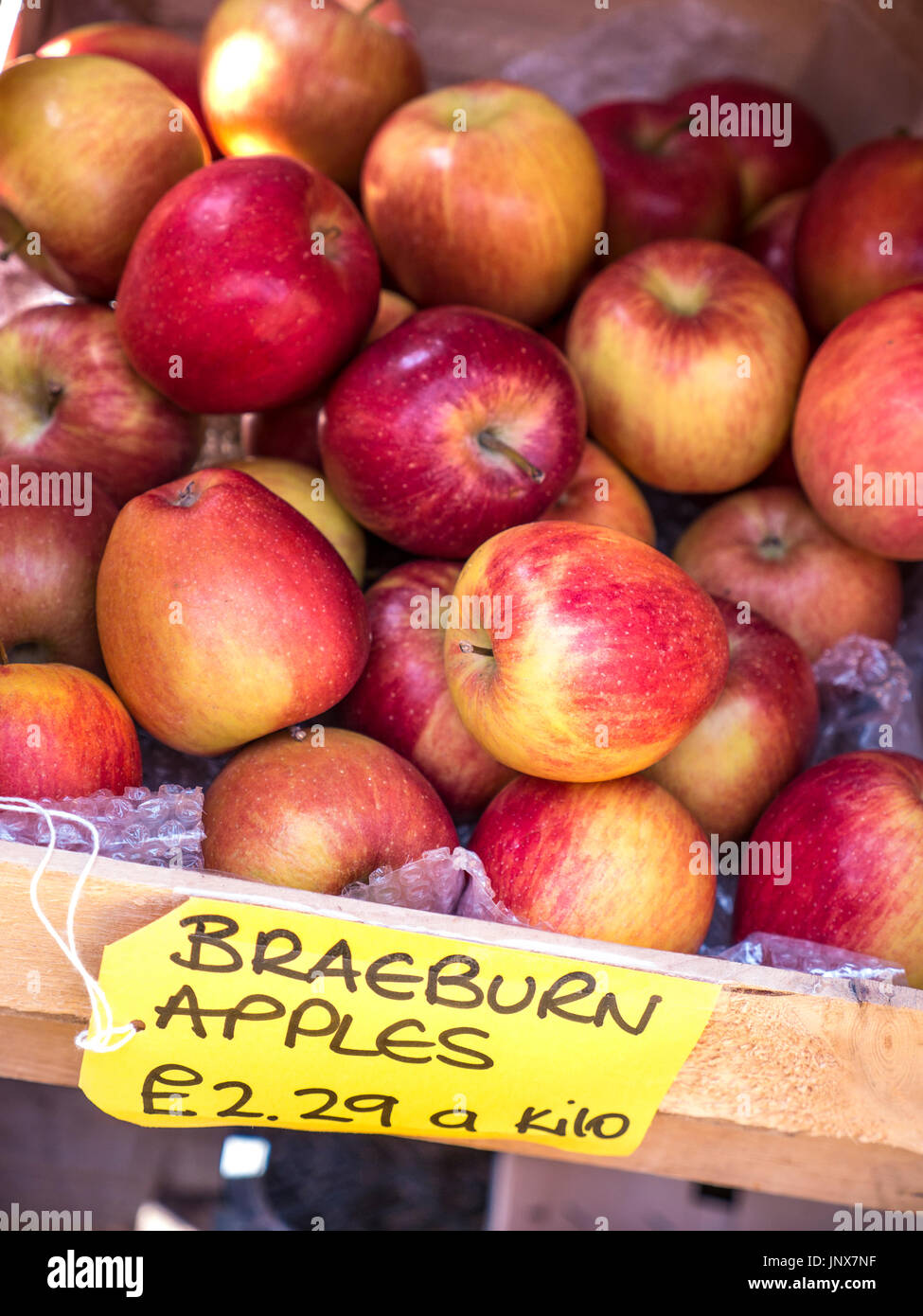 Braeburn Äpfel auf dem Display für Verkauf in Holzkiste an Landwirte
