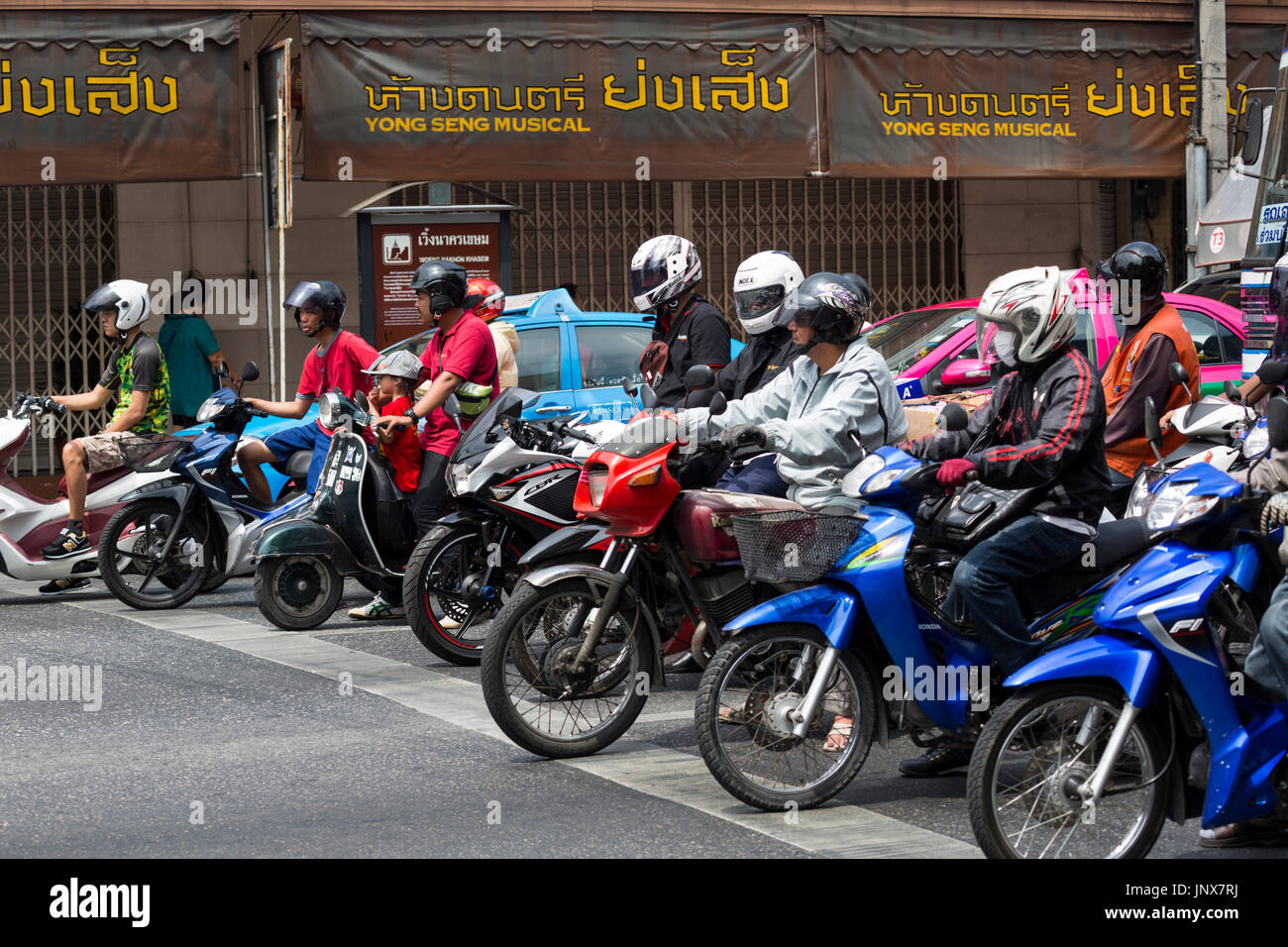 Bangkok, Thailand - 18. Februar 2015: Linie von Motorrädern wartet auf ein Licht, in Bangkok zu ändern. Motorräder sind ein sehr häufiges Transportmittel in Bangkok. Stockfoto