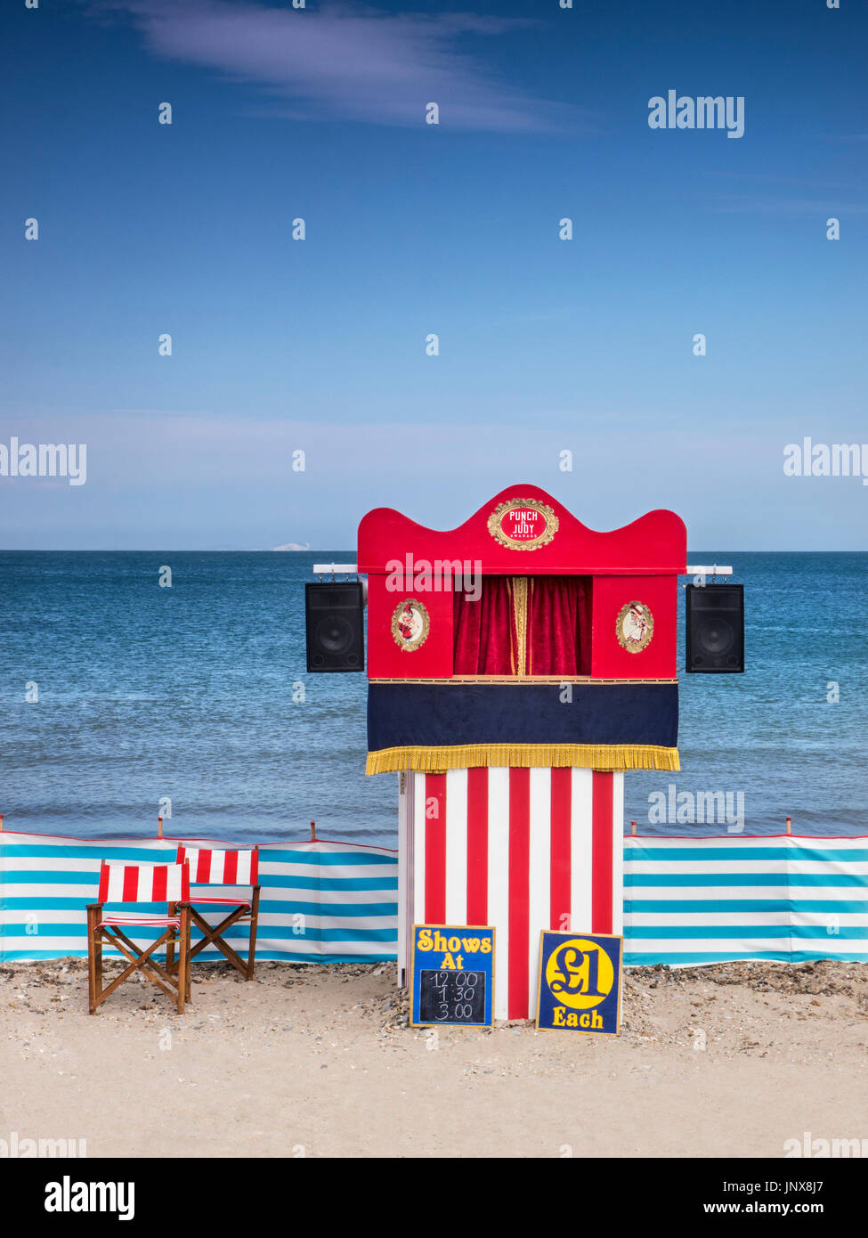 British Seaside Staycation Konzept Punch und Judy Stand am Swanage Strand Dorset UK. Ikonisches traditionelles britisches Familienunterhaltung am Meer Stockfoto