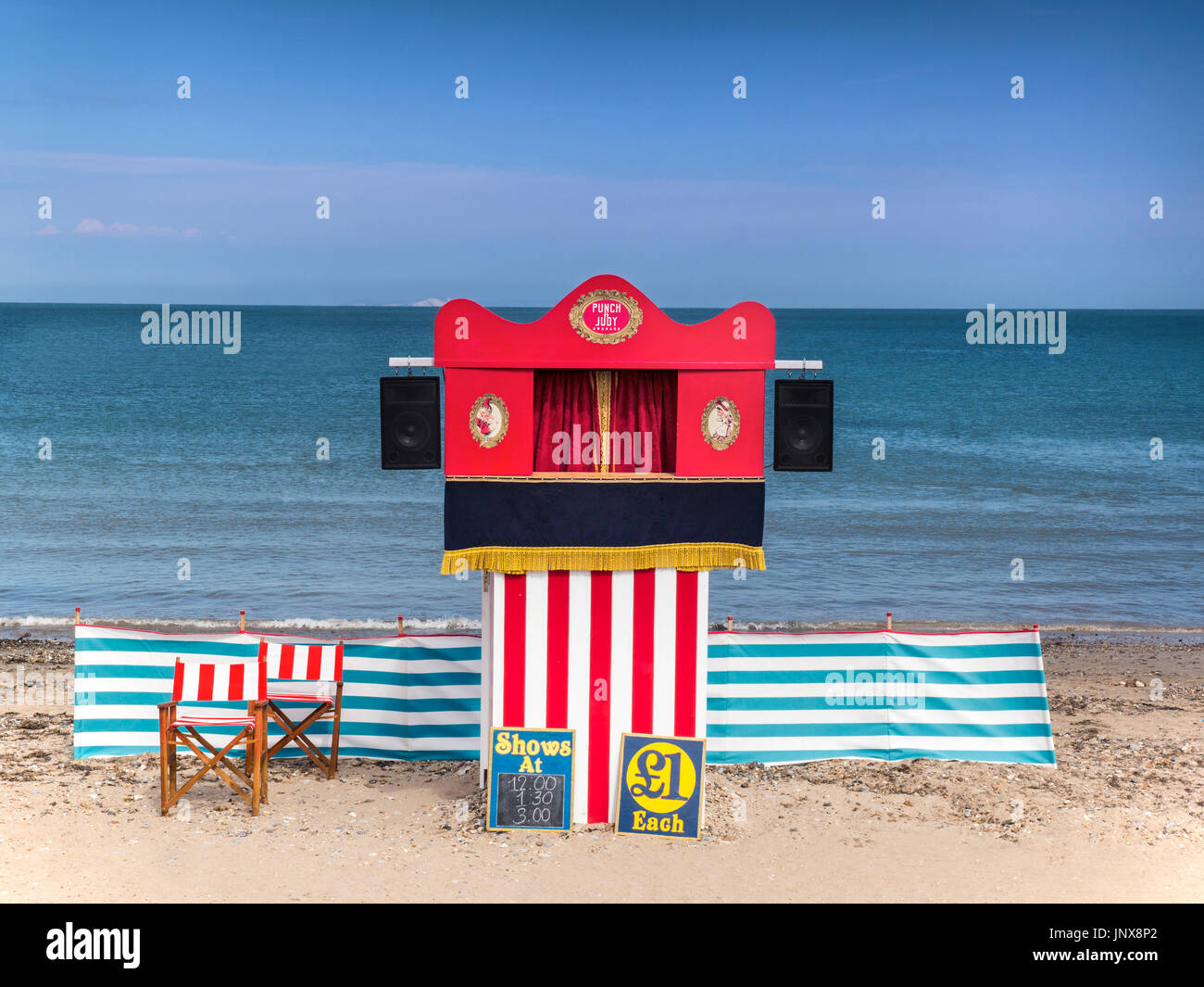 Britischen Seaside Holiday Konzept Punch und Judy Stand bei Swanage Strand Dorset UK Stockfoto