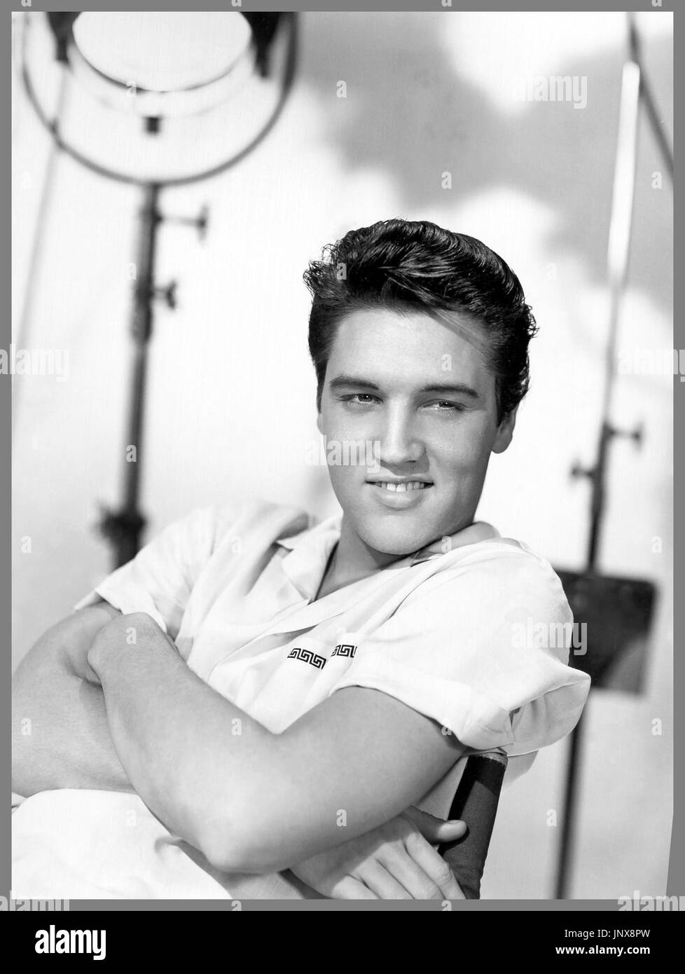 Elvis Presley entspannte, lächelnde, informelle Fotos Porträt in Schwarzweiß im Filmstudio der King Creole Paramount Studios Hollywood USA aus dem Jahr 1958 Stockfoto