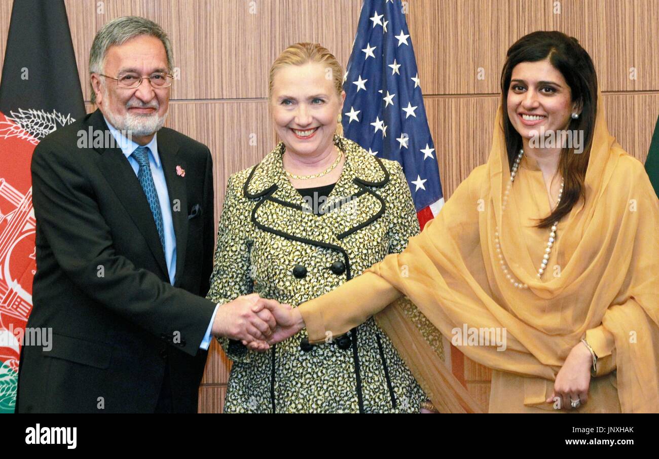 TOKYO, Japan - (v.l) afghanische Außenminister Zalmai Rassoul, US-Außenministerin Hillary Clinton und pakistanische Außenministerin Hina Rabbani Khar schütteln sich die Hände vor ihrem Treffen am 8. Juli 2012 in Tokio. Sie nahmen an einer internationalen Konferenz über Afghanistan Entwicklung in der japanischen Hauptstadt. (Pool-Foto) (Kyodo) Stockfoto