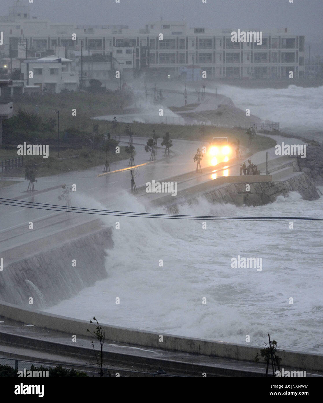 YONABARU, Japan Fotoshows Wellen auf einer Straße in der Stadt