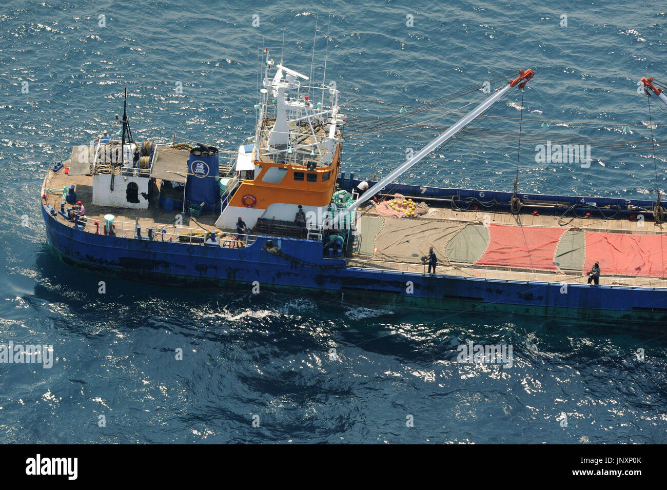 NAHA, Japan - Foto aus einem Flugzeug Kyodo News zeigt eine ausländische Fischerboot im Gange einige 25 Kilometer nordnordwestlich von Uotsuri Islan, d von der Japan-kontrollierten Senkaku-Inseln, die auch von China beansprucht wird, in das Ostchinesische Meer am 18. September 2012. Etwa 1.000 chinesische Fischerboote angeblich in Richtung zu Gewässern in der Nähe der Inseln in Pekings zusätzliche Gegenmaßnahmen über Japans Verstaatlichung der Inseln sein kann. (Kyodo) Stockfoto