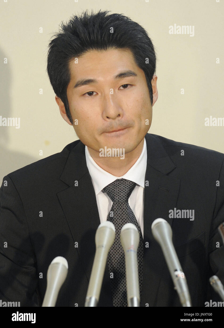 TOKYO, Japan - Hiroshi Motomura ist während einer Pressekonferenz in Tokio am 20. Februar 2012 abgebildet. Der oberste Gerichtshof früher in den Tag bestätigte niedrigere gerichtlich verurteilt der Todesstrafe für einen Mann über den Mord an Motomuras Frau und ihr Baby Mädchen in Hikari, Yamaguchi-Präfektur, im Jahr 1999, als der Mann 18 war. (Kyodo) Stockfoto