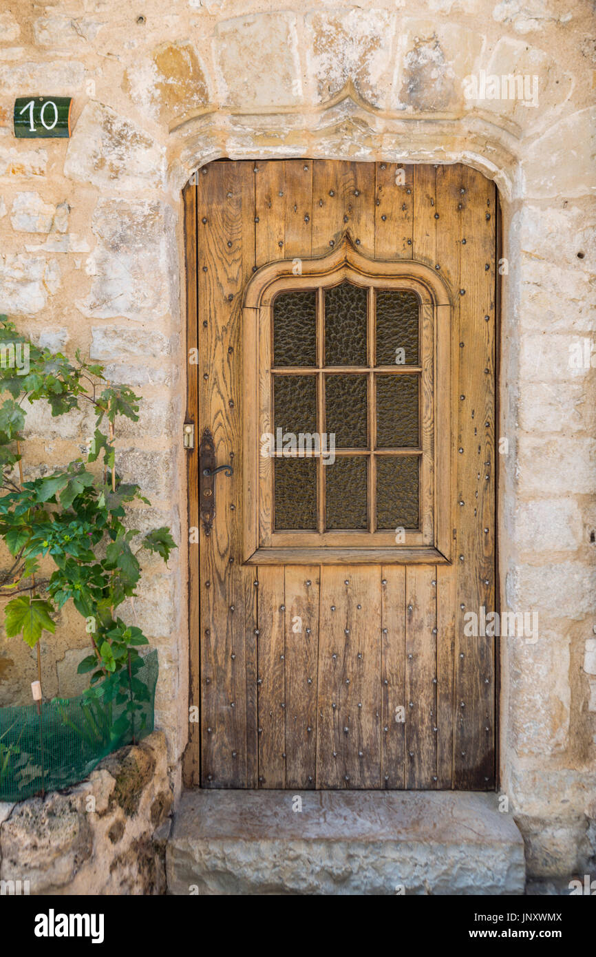 Saint-Guilhem-le-Desert, Herault Abteilung okzitanischen, Frankreich - 8. Oktober 2015:Door old House in Saint-Guilhem-le-Desert im Département Hérault des okzitanischen, Frankreich. Stockfoto