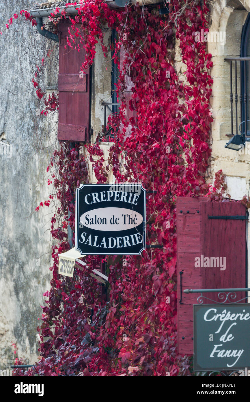 Gordes, Provence, Frankreich - 9. Oktober 2015: Zeichen für Creperie in Gordes, Provence, Frankreich, Herbstlaub. Stockfoto
