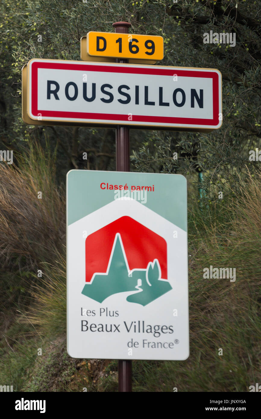 Roussillon, Provence, Frankreich - 9. Oktober 2015: Straßenschild für Roussillon, eines der schönsten Dörfer in Frankreich. Stockfoto