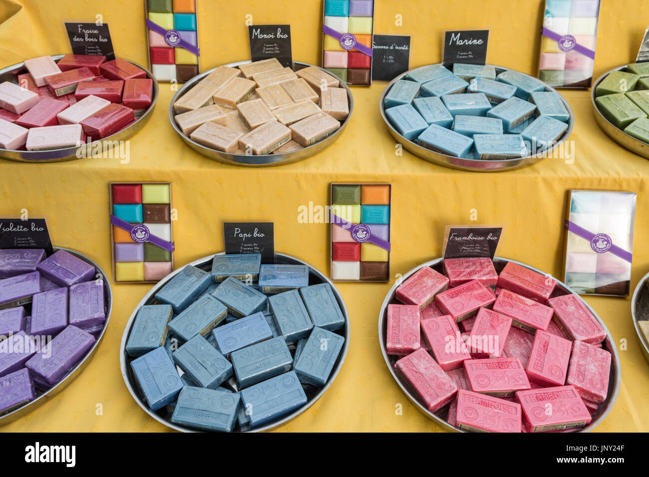 Eze, Alpes-Maritimes, Frankreich-11. Oktober 2015: Marseille Seifen für Verkauf in Eze, touristische Stadt am Mittelmeer an der französischen Riviera. Stockfoto
