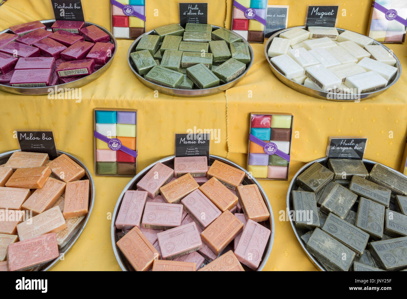 Eze, Alpes-Maritimes, Frankreich-11. Oktober 2015: Marseille Seifen für Verkauf in Eze, touristische Stadt am Mittelmeer an der französischen Riviera. Stockfoto