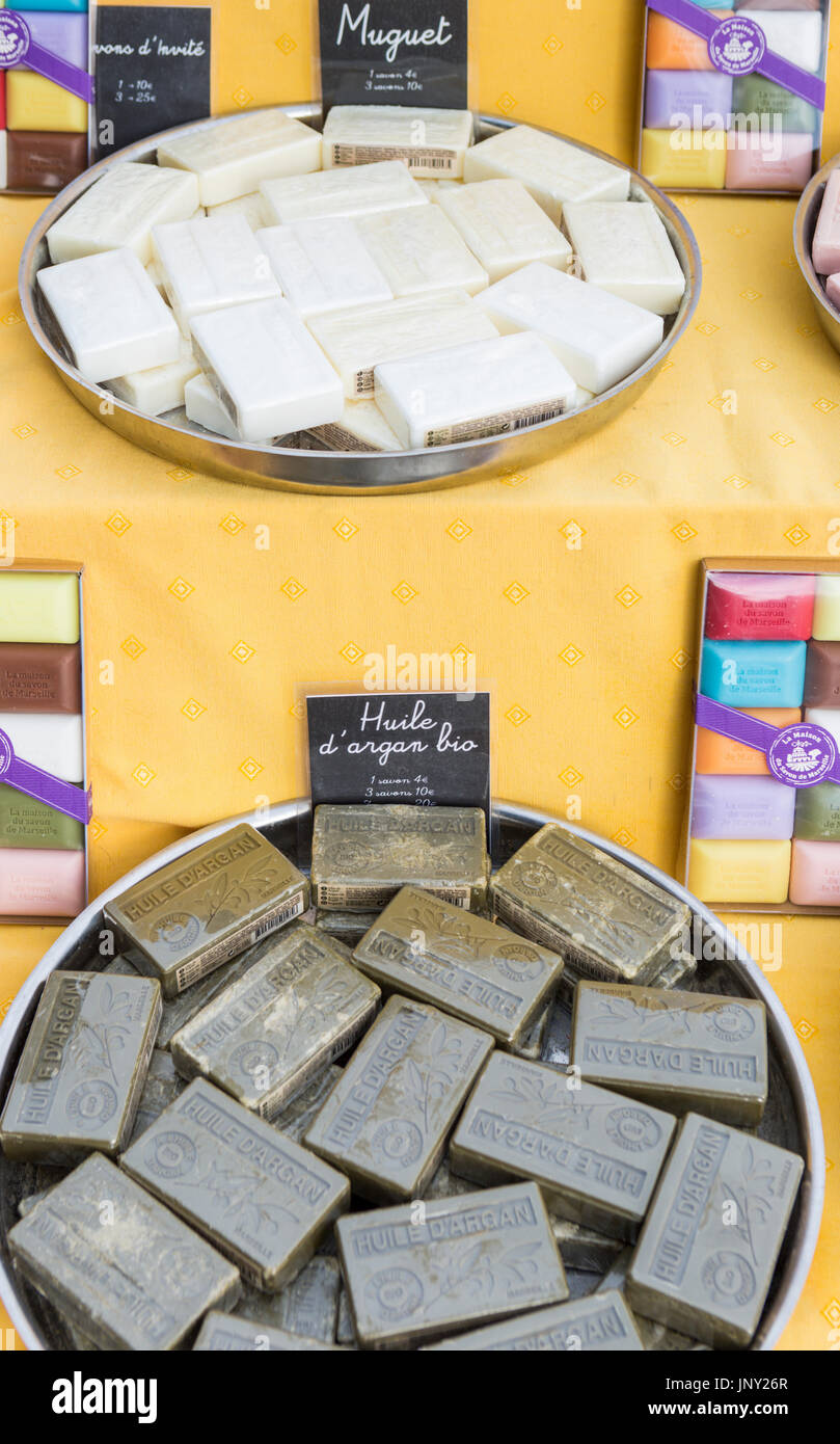 Eze, Alpes-Maritimes, Frankreich-11. Oktober 2015: Marseille Seifen für Verkauf in Eze, touristische Stadt am Mittelmeer an der französischen Riviera. Stockfoto