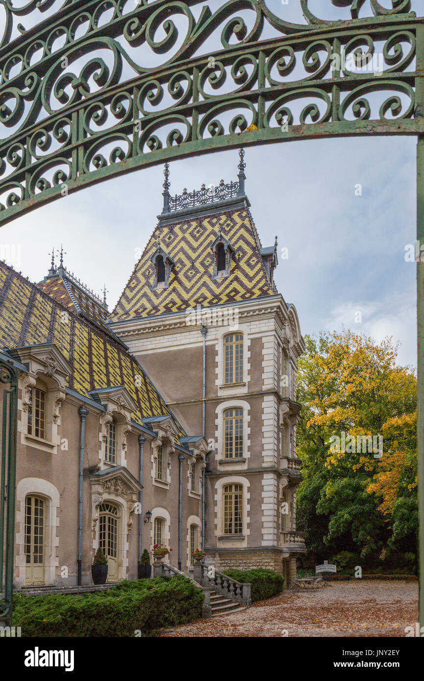 Aloxe Corton, Côte de Beaune, Burgund, Frankreich - 11. Oktober 2015: Château Corton-Andre in Aloxe Corton in der Côte de Beaune. Stockfoto