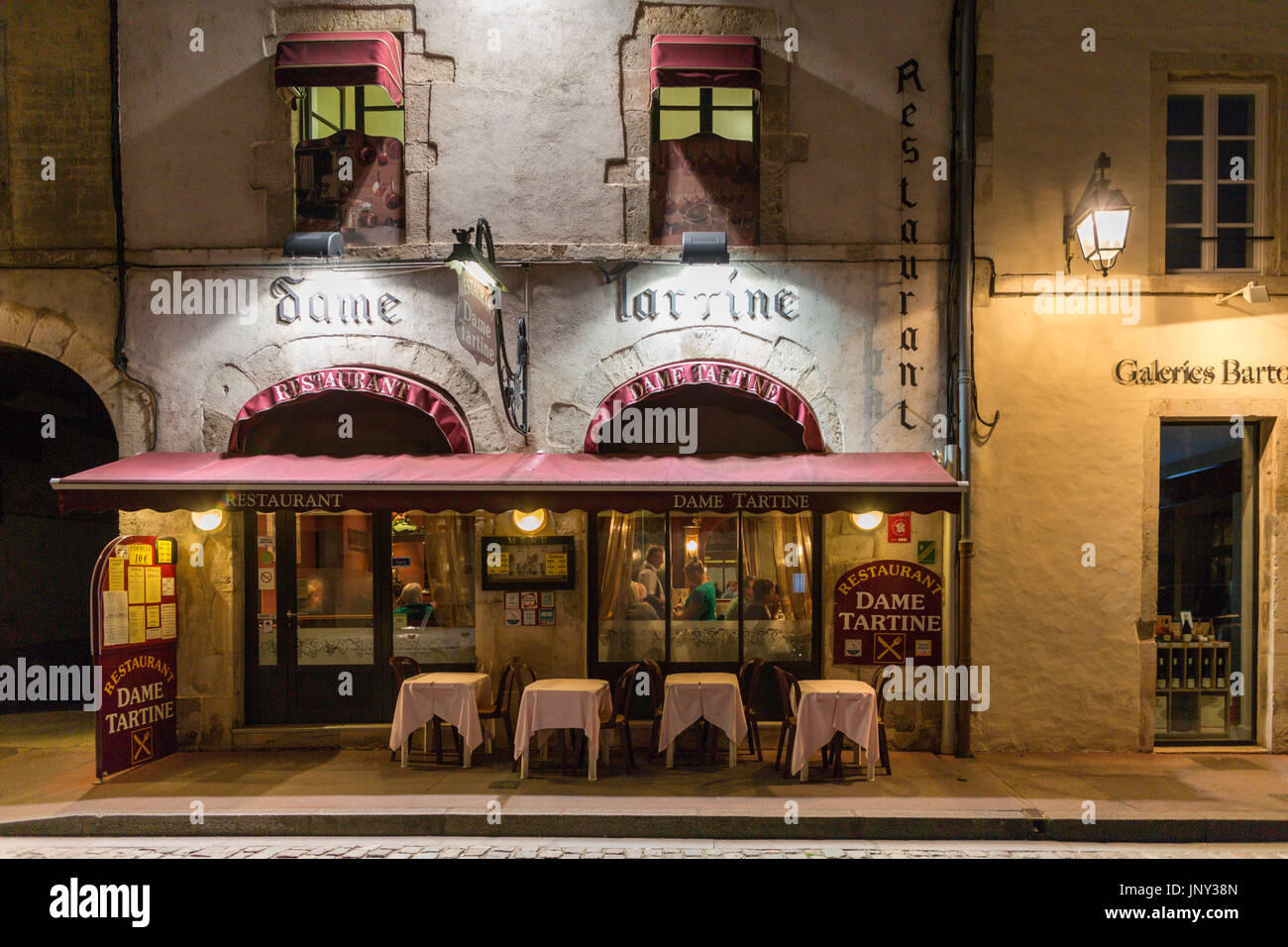 Beaune, Burgund, Frankreich - 11. Oktober 2015: Restaurant Dame Tartine in Beaune, Burgund, Frankreich, in der Nacht mit Lichtern. Stockfoto