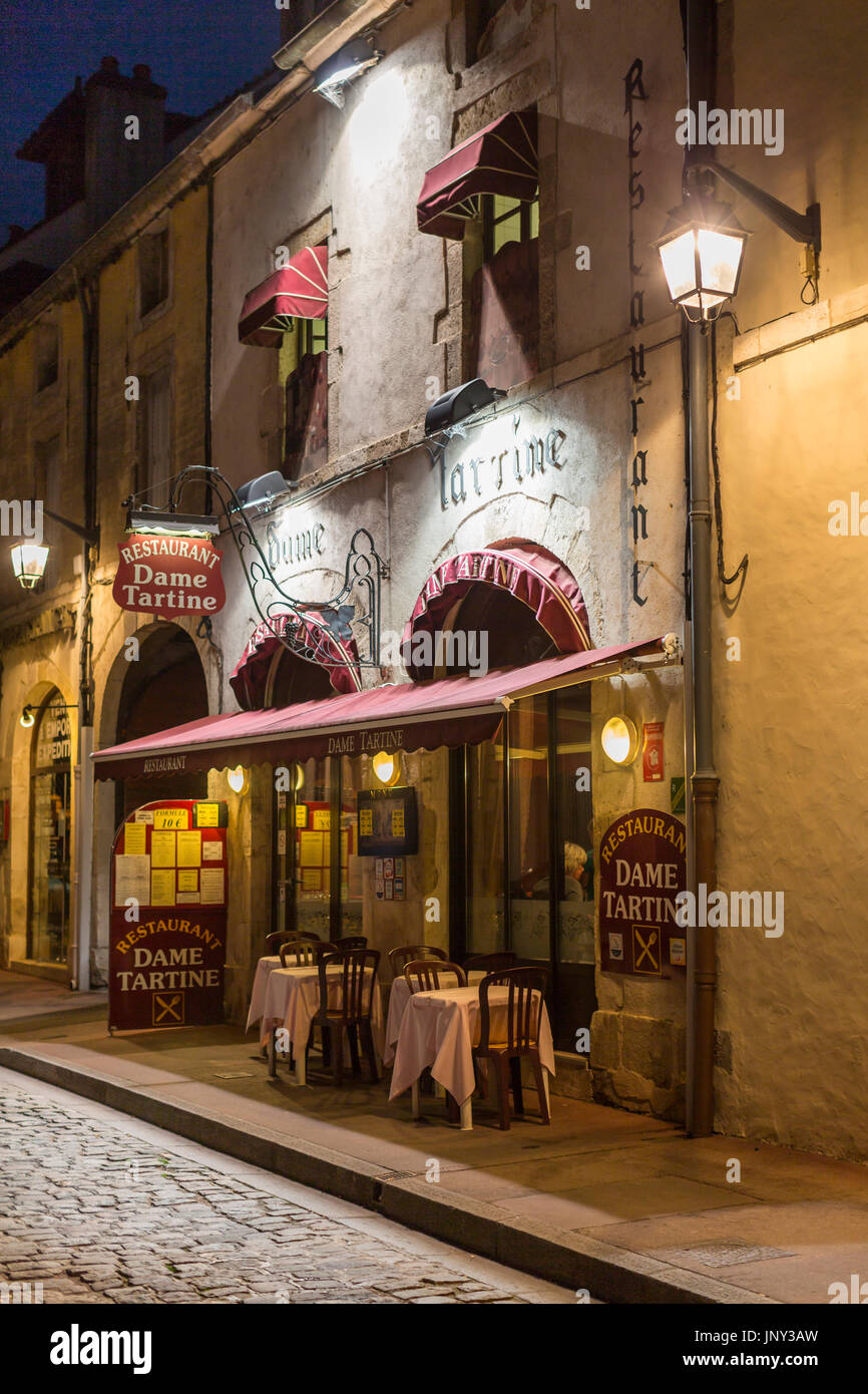 Beaune, Burgund, Frankreich - 11. Oktober 2015: Restaurant Dame Tartine in Beaune, Burgund, Frankreich, in der Nacht mit Lichtern. Stockfoto