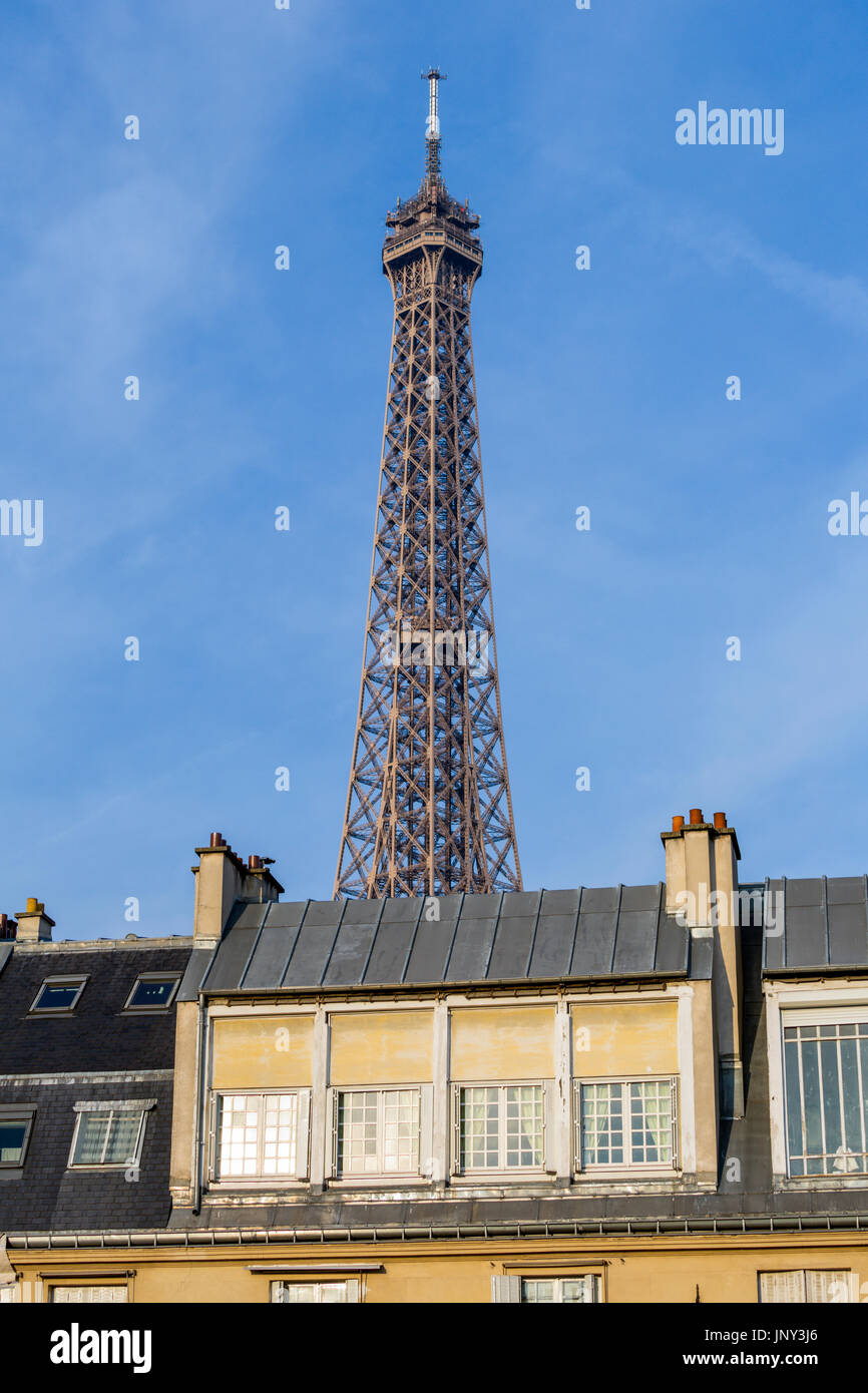 Paris. Frankreich - 27. Februar 2016: Eiffelturm und die umliegenden Wohnhäuser im 7. Arrondissement, Paris Stockfoto