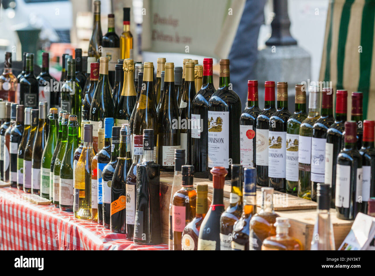 Paris. Frankreich - 27. Februar 2016: Wein zum Verkauf auf dem Markt Saxe-Breteuil im 7. Arrondissement von Paris. Stockfoto