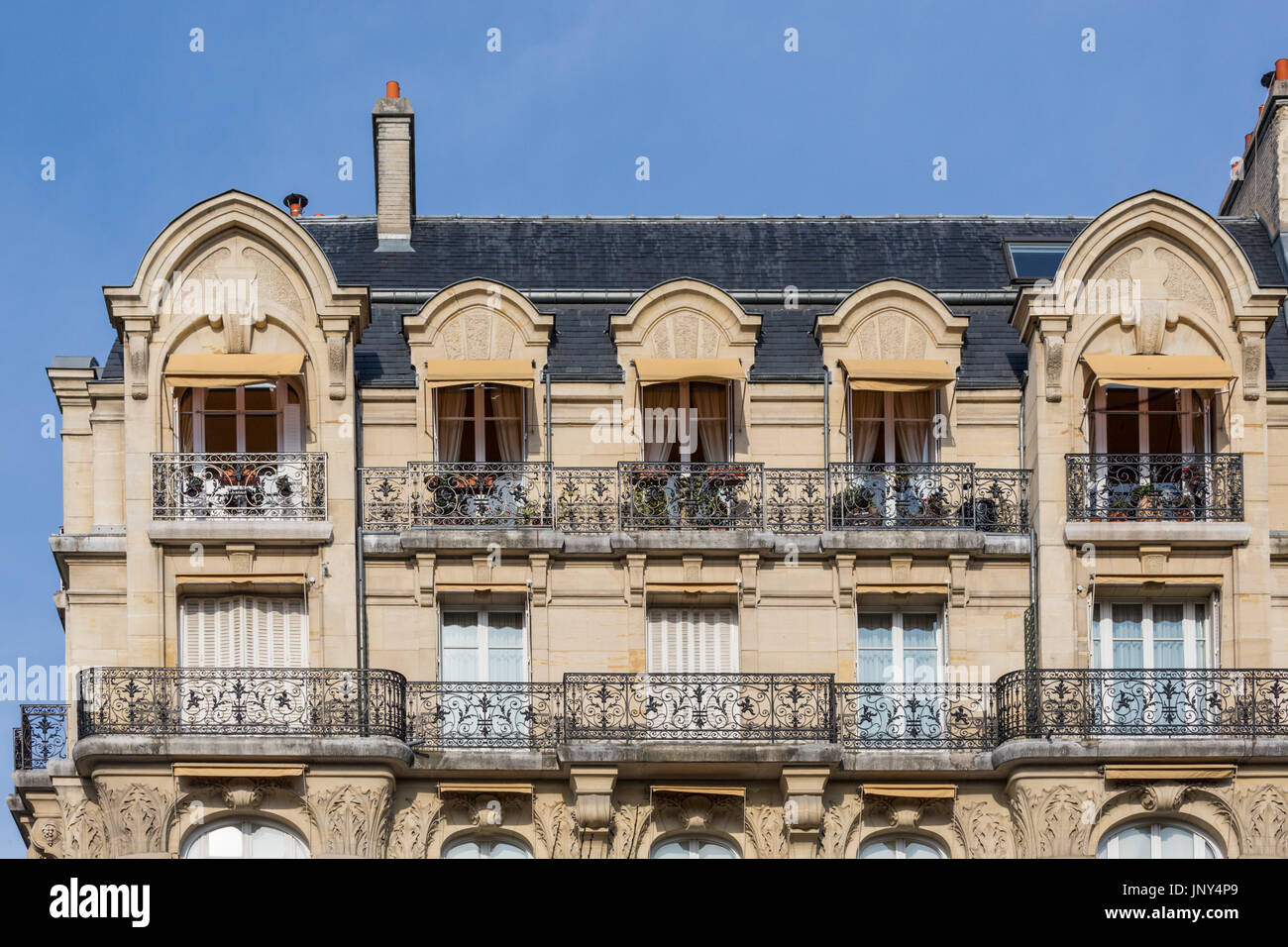 Paris. Frankreich - 27. Februar 2016: Haussmann Mehrfamilienhäuser im 7. Arrondissement in Paris, Frankreich. Stockfoto