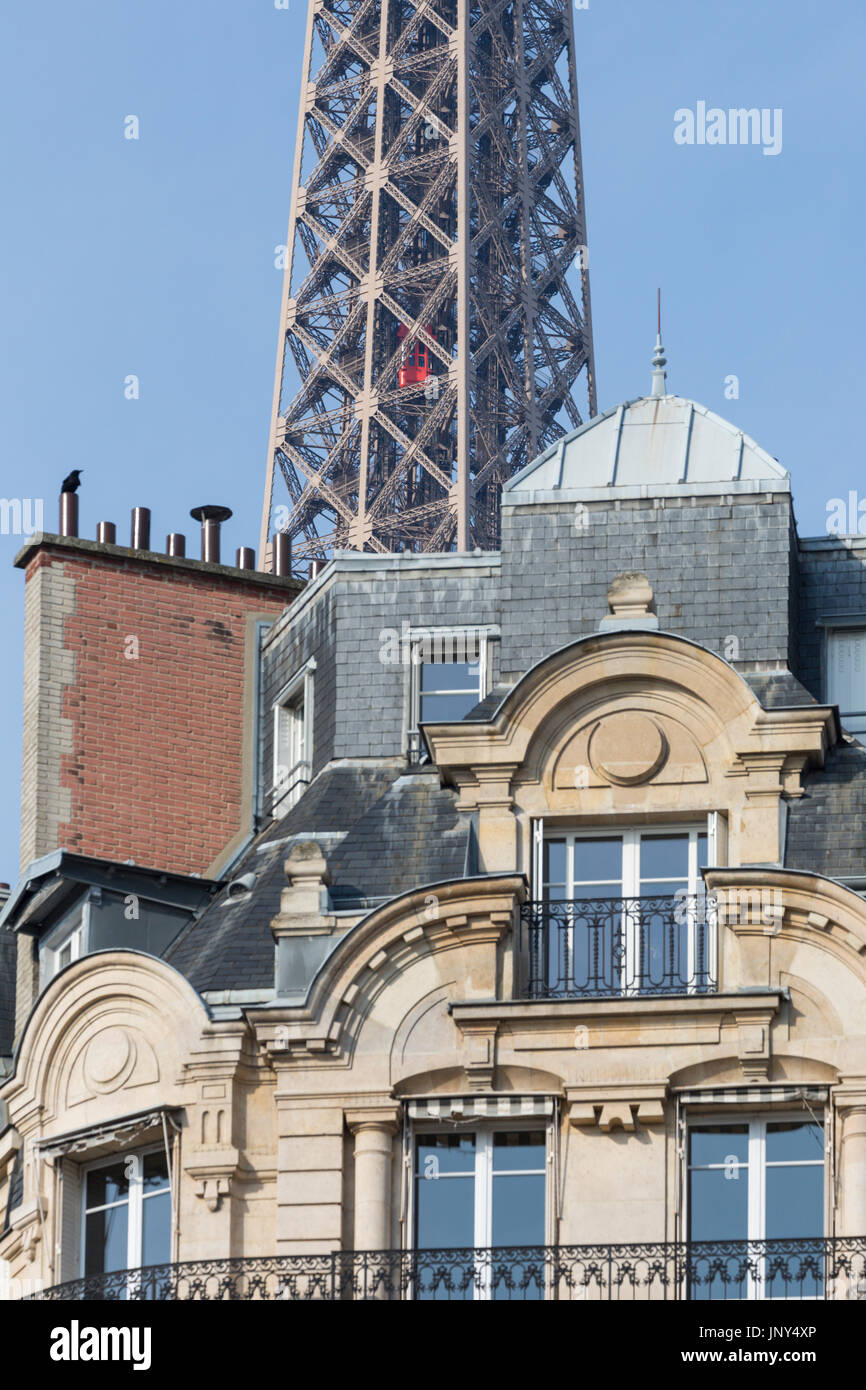 Paris. Frankreich - 27. Februar 2016: Eiffelturm und die umliegenden Wohnhäuser im 7. Arrondissement, Paris Stockfoto