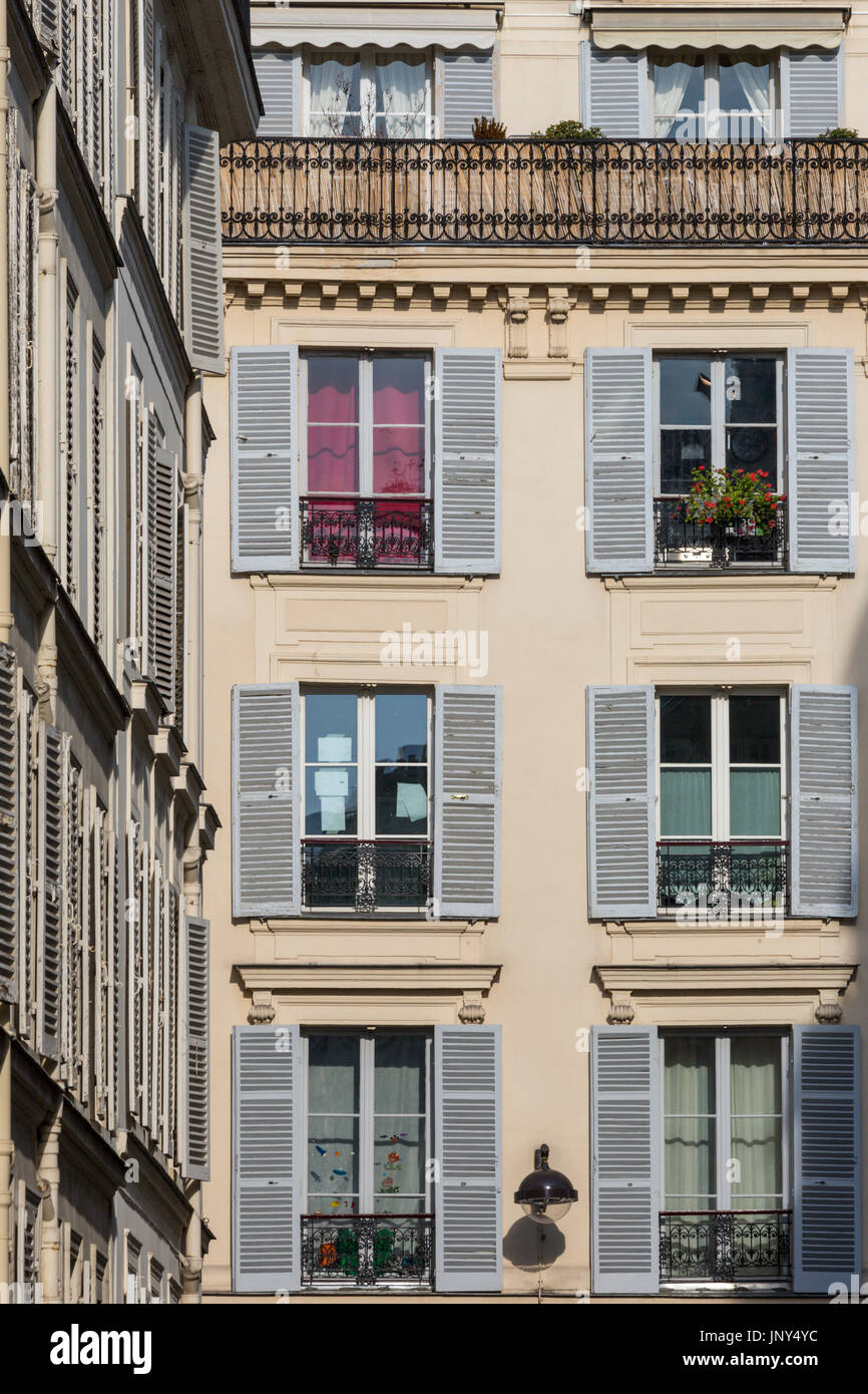 Paris. Frankreich - 27. Februar 2016: Haussmann Mehrfamilienhäuser im 7. Arrondissement in Paris, Frankreich. Stockfoto
