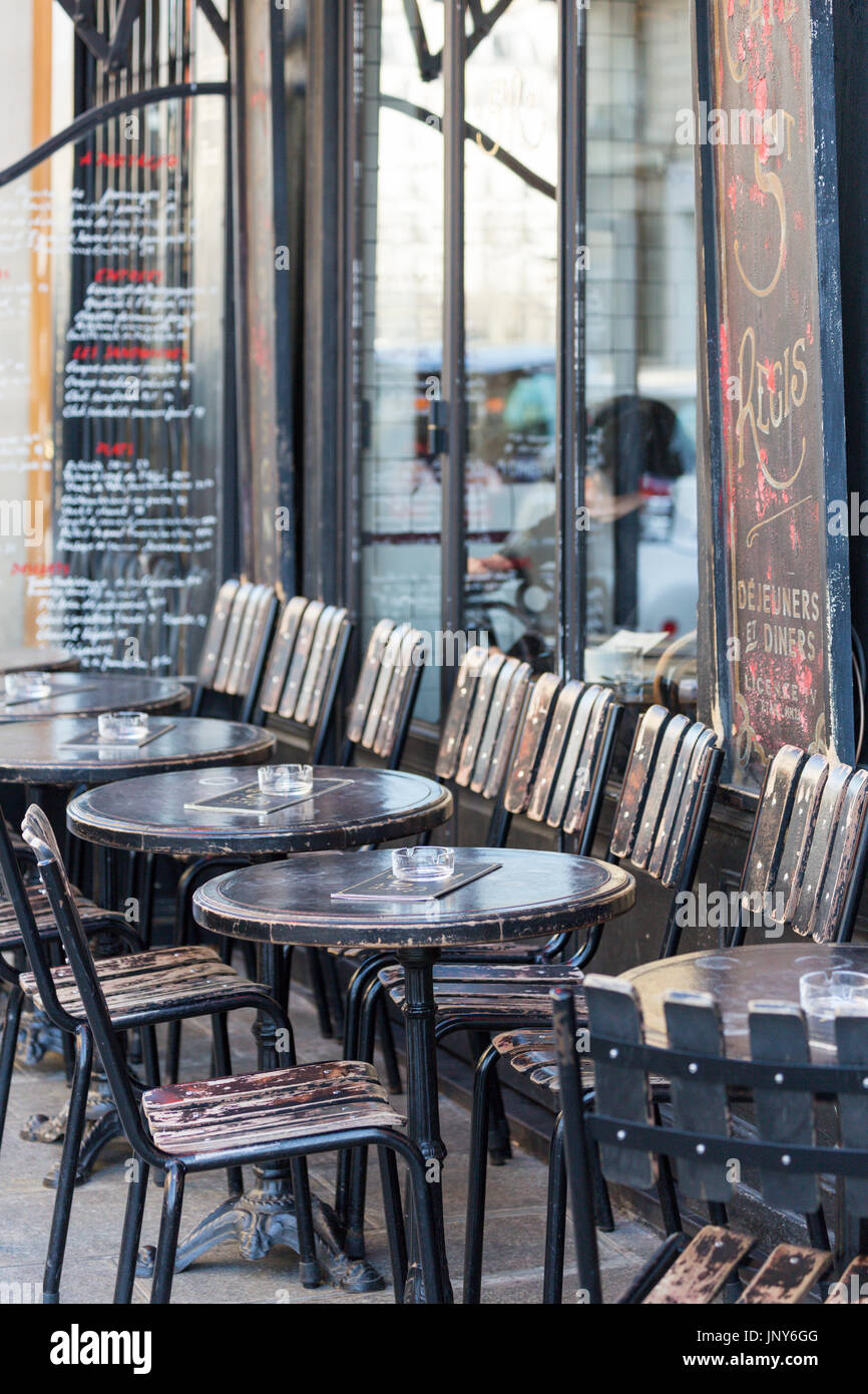 Paris, Frankreich - 29. Februar 2016: Tische und Stühle draußen Cafe St. Regis in der Rue Jean Du Bellay, Ile Saint-Louis, Paris. Stockfoto