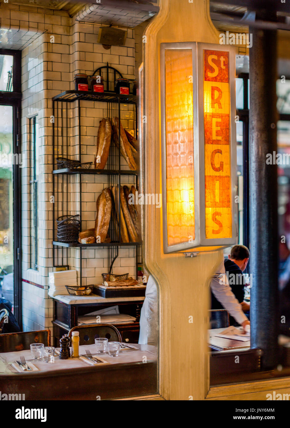 Paris, Frankreich - 29. Februar 2016: Innere das St Regis-Café-Restaurant in der Rue Jean Du Bellay auf Ile Saint-Louis, Paris, Frankreich. Stockfoto