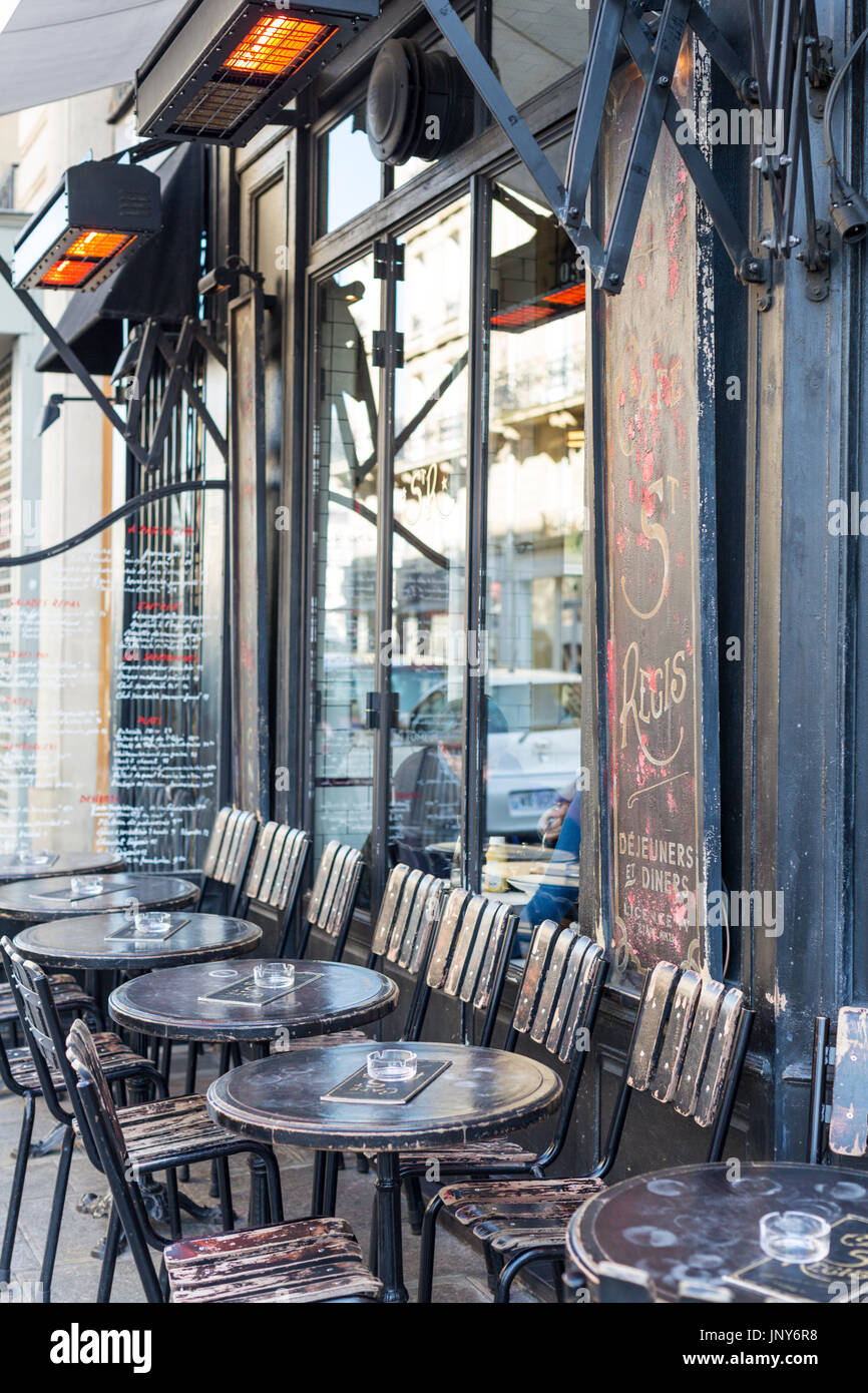 Paris, Frankreich - 29. Februar 2016: Tische und Stühle draußen Cafe St. Regis in der Rue Jean Du Bellay, Ile Saint-Louis, Paris. Stockfoto