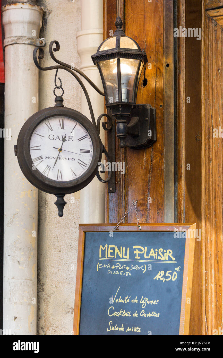 Paris, Frankreich - 29. Februar 2016: Uhr, Lampe und Menü Tafel vor einem Restaurant in der Rue Jean de Bellay, Ile Saint-Louis, Paris, Frankreich. Stockfoto