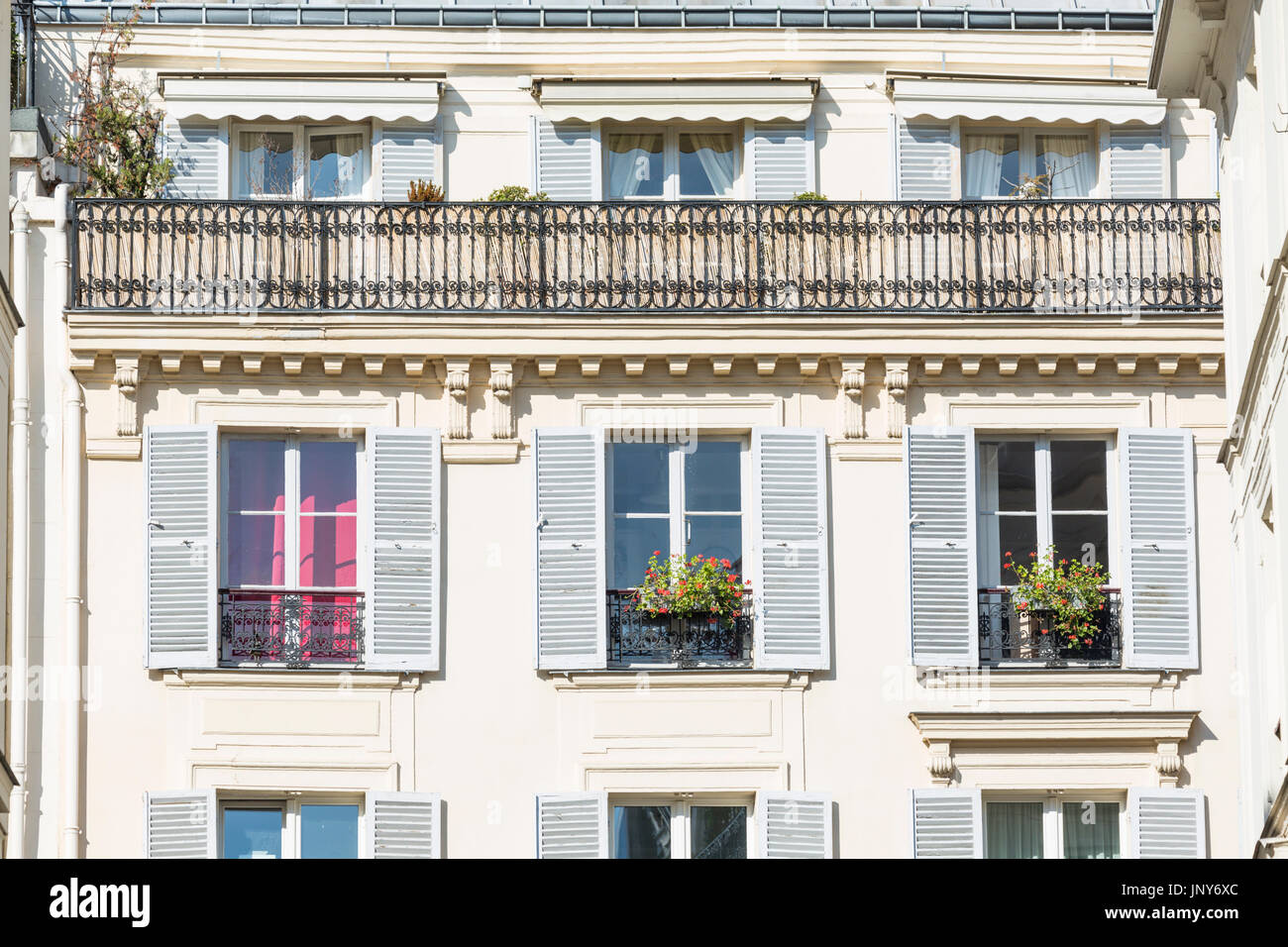 Paris, Frankreich - 29. Februar 2016: Typischen Haussmann-Apartment Gebäude-Fassade mit Rollläden, Vorhänge, Balkone, Markisen und Balkonkästen, Paris, Frankreich. Stockfoto
