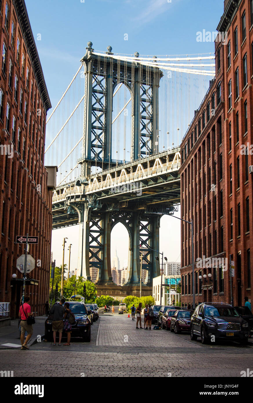 NEW YORK, USA - 8. September 2016: Manhattan Bridge von einer belebten Gasse in Brooklyn, New York, vertikale Ansicht Stockfoto