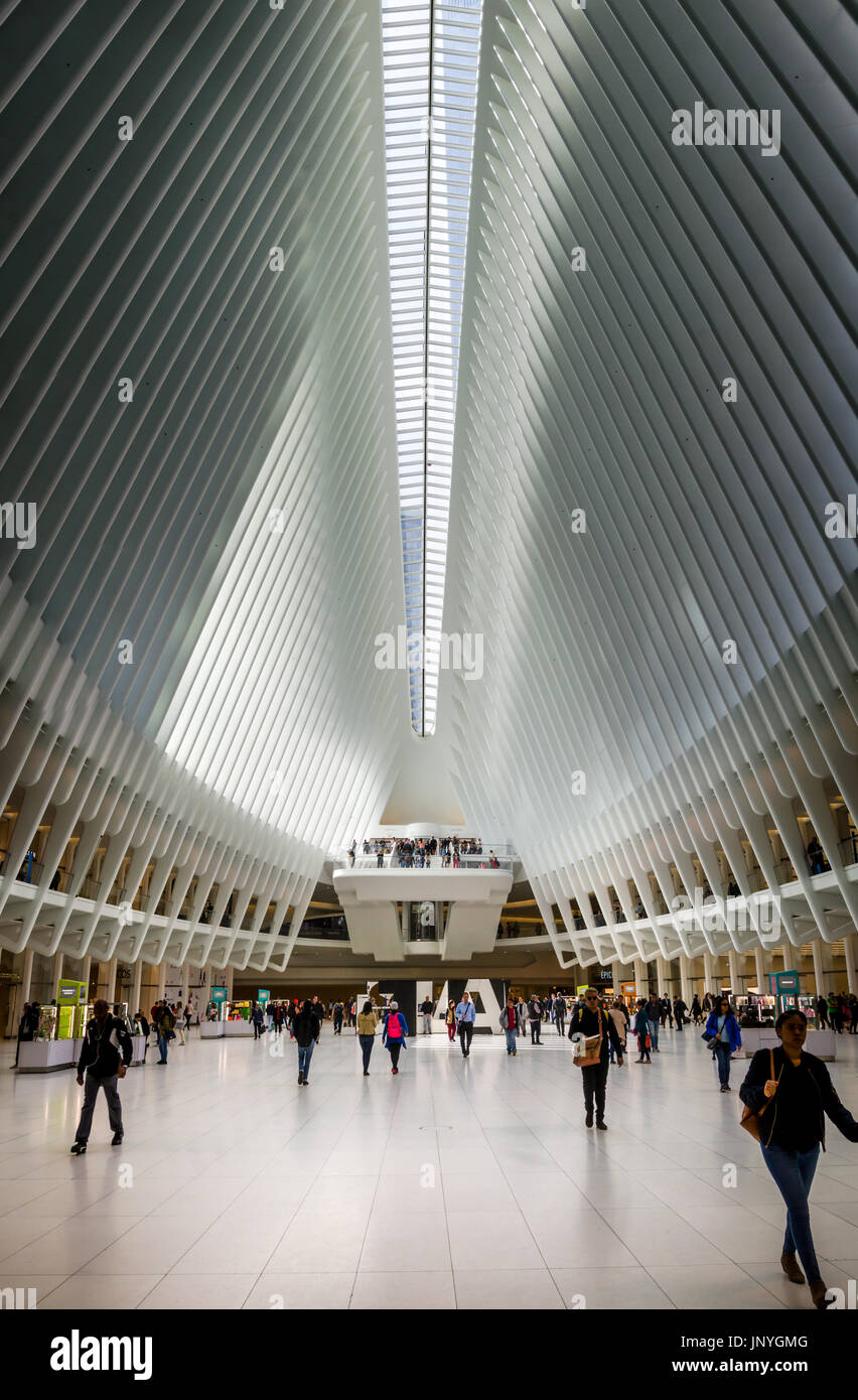 NEW YORK, USA - 8. Mai 2017: World Trade Center Transportation Hub Interieur mit Menschen, die zu Fuß in Richtung der u-Bahn Stockfoto