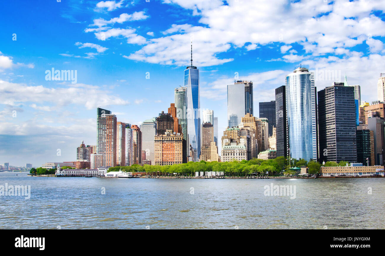 New York, USA. Lower Manhattan Skyline Blick mit Stadtarchitektur und blauer Himmel. Stockfoto