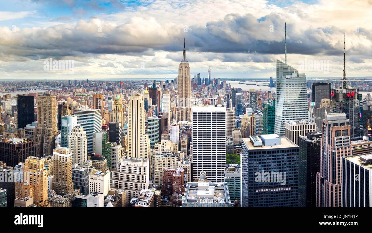 NEW YORK, USA - 8. Mai 2017: Manhattan Skyline Panorama mit urbaner Architektur zwischen den zwei Wasserfronten Stockfoto