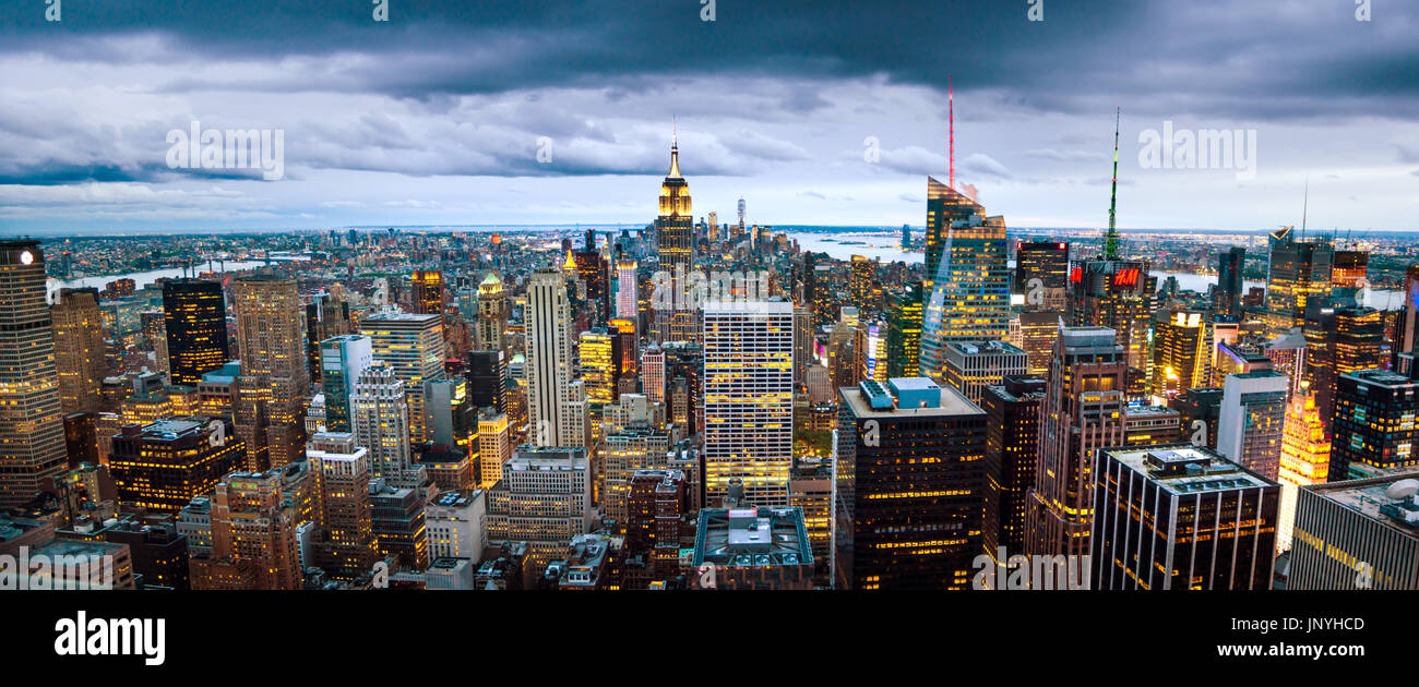 NEW YORK, USA - 8. Mai 2017: Manhattan Skyline Panorama mit urbaner Architektur zwischen den zwei Wasserfronten zur blauen Stunde Stockfoto