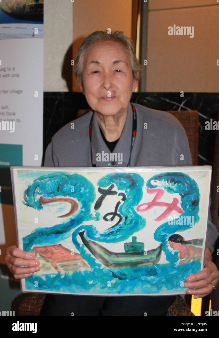 SENDAI, Japan - Foto in einem Hotel in der Stadt Sendai am 10. Oktober 2012, zeigt Yoshi Tabata halten, dass die Bilder für eine Bildergeschichte berechtigt "Tsunami" zeigen sie selbst zeichnete und schrieb. (Kyodo) Stockfoto