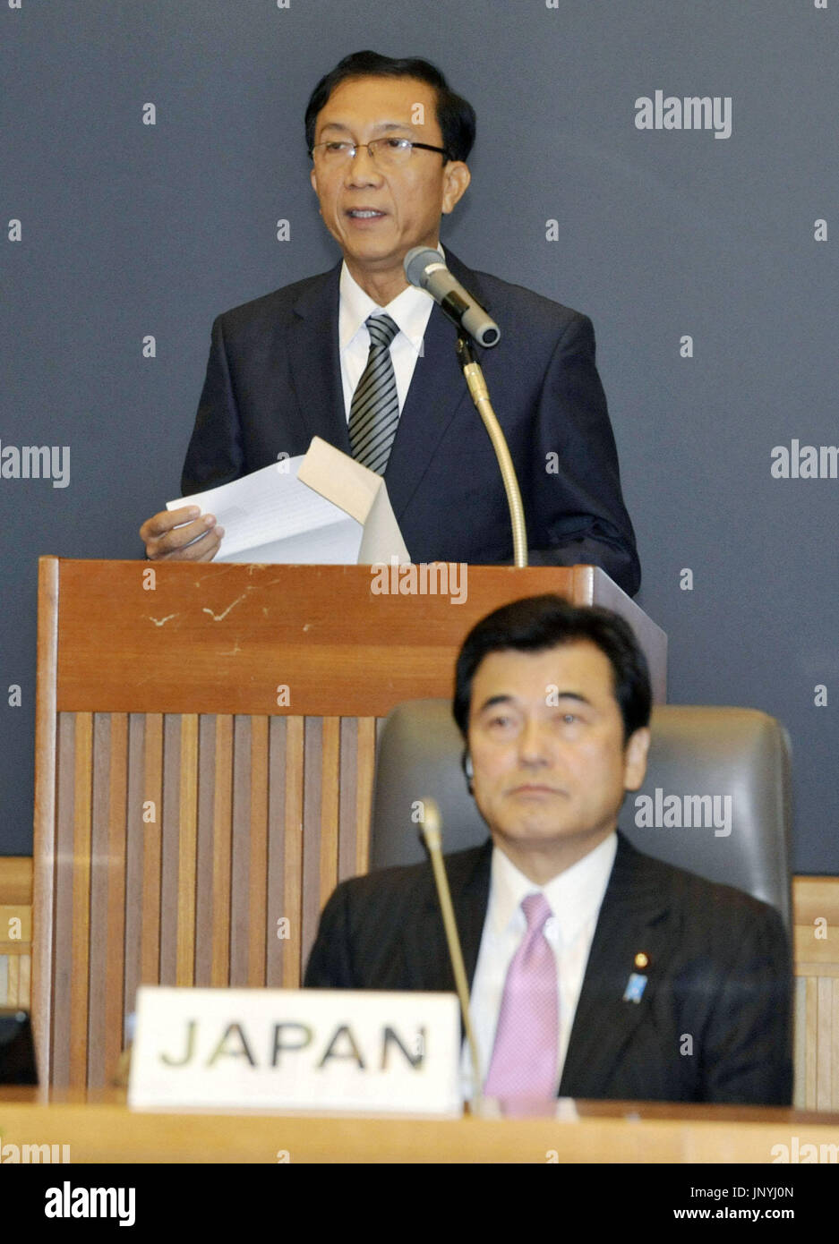 TOKYO, Japan - Myanmars Finanz- und Einnahmen Minister Win Shein hält (zurück) eine Rede bei einem Treffen von Beamten aus Myanmar und seinen wichtigsten Gläubigern am 11. Oktober 2012 in Tokio stattfand, zu diskutieren, wie sich ungefähr $ 900 Millionen in Zahlungsstörung, wirtschaftliche Entwicklung des Landes zu helfen. In der Front ist japanische Finanzminister Koriki Jojima. (Kyodo) Stockfoto