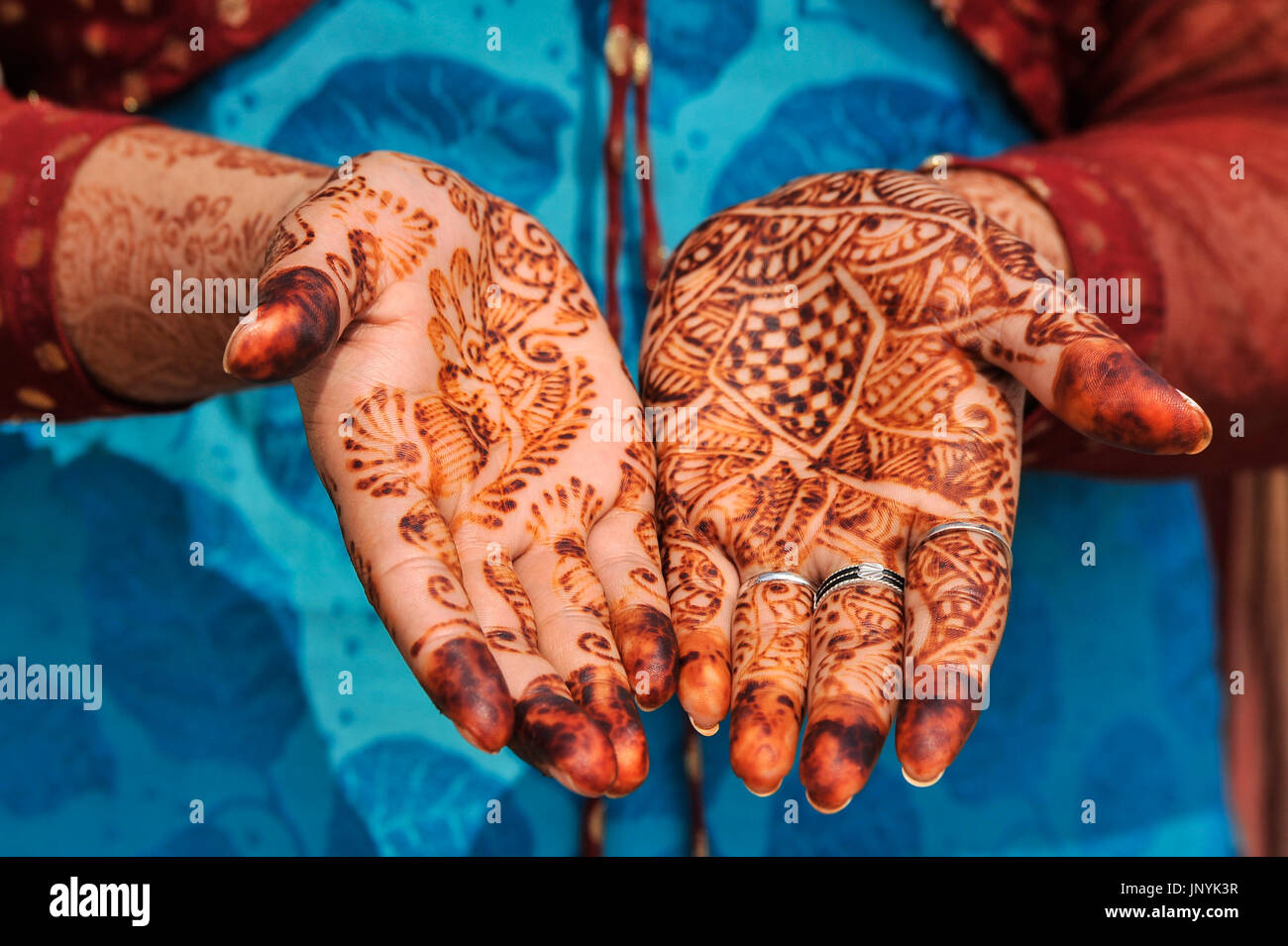 Eine Frau, die ihre Hände aus Henna Art zu zeigen Stockfoto